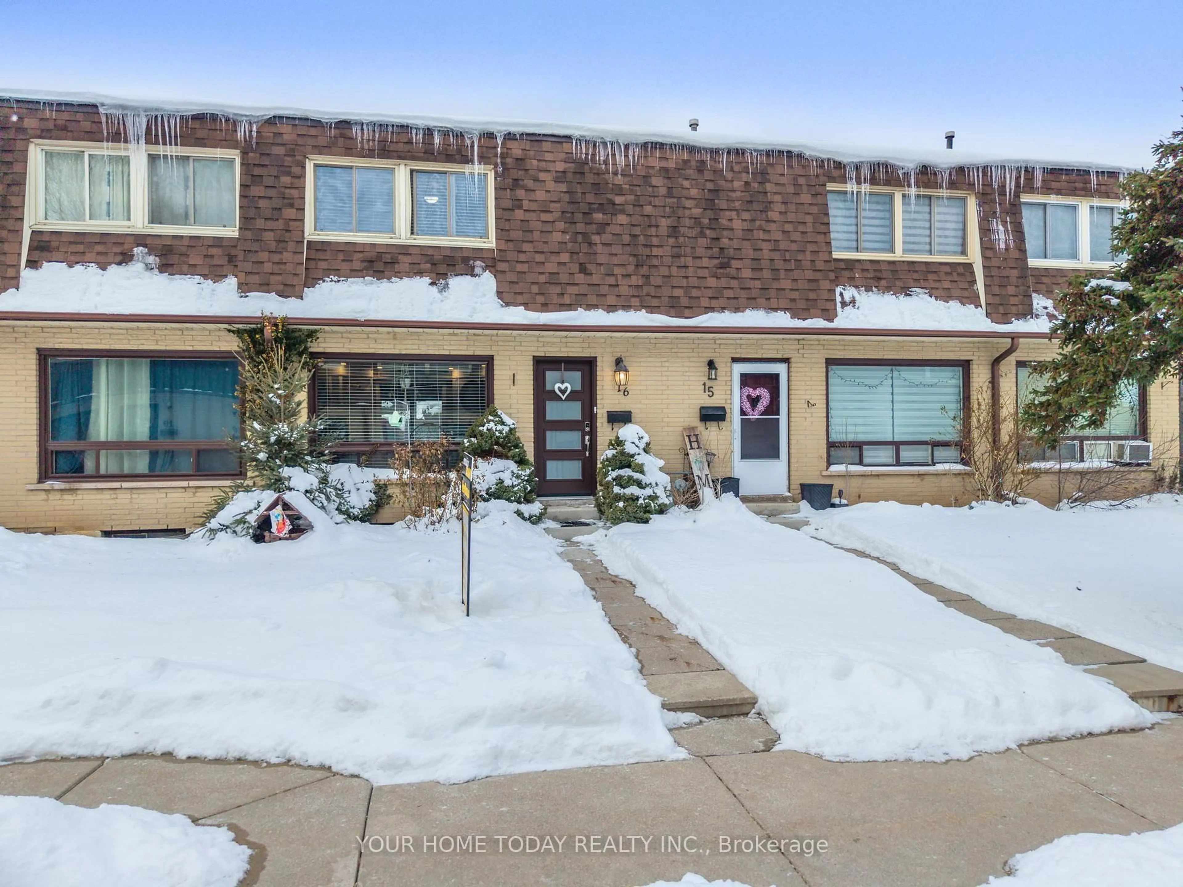 A pic from outside/outdoor area/front of a property/back of a property/a pic from drone, street for 20 Mountainview Rd #16, Halton Hills Ontario L7G 4K3