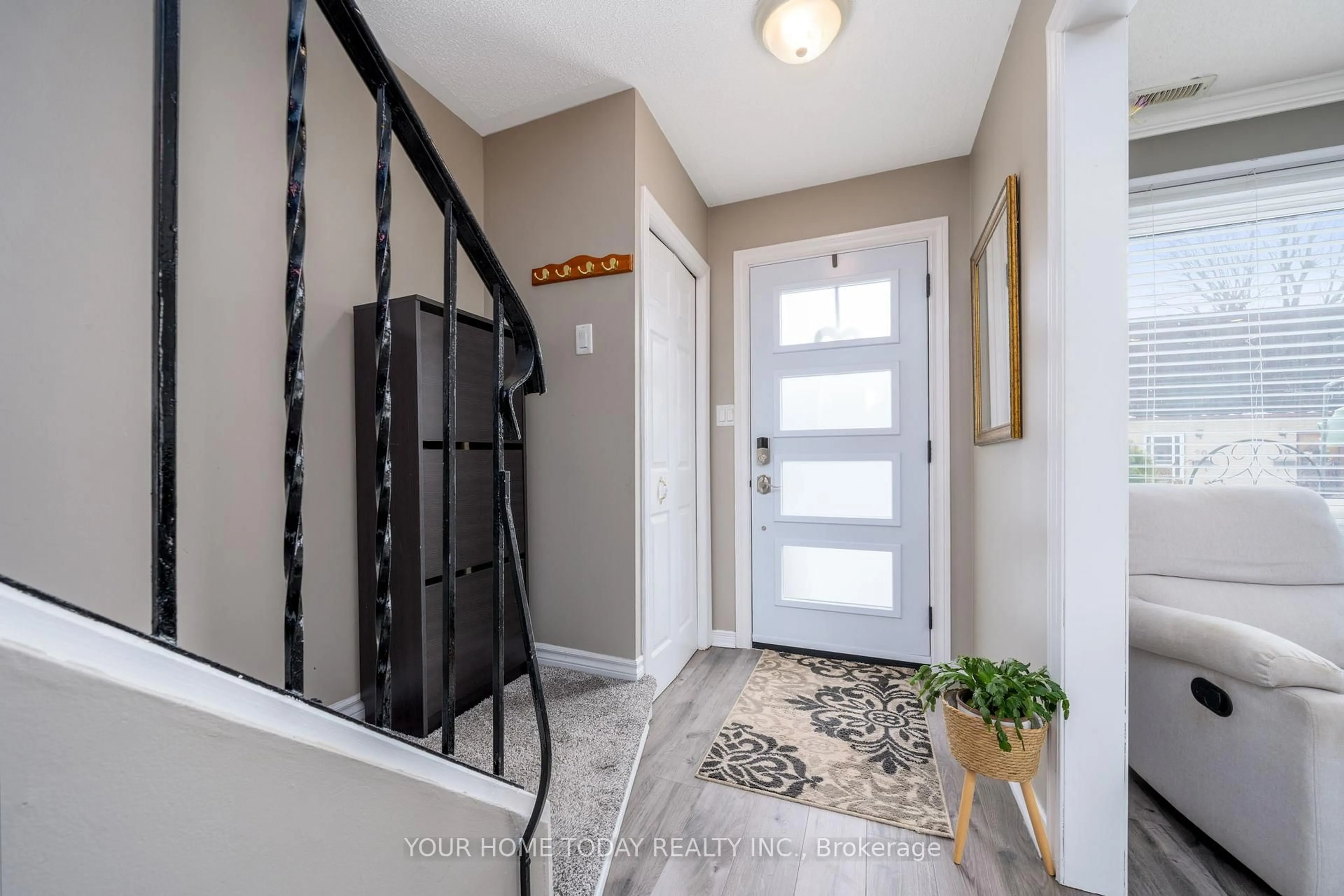 Indoor entryway for 20 Mountainview Rd #16, Halton Hills Ontario L7G 4K3