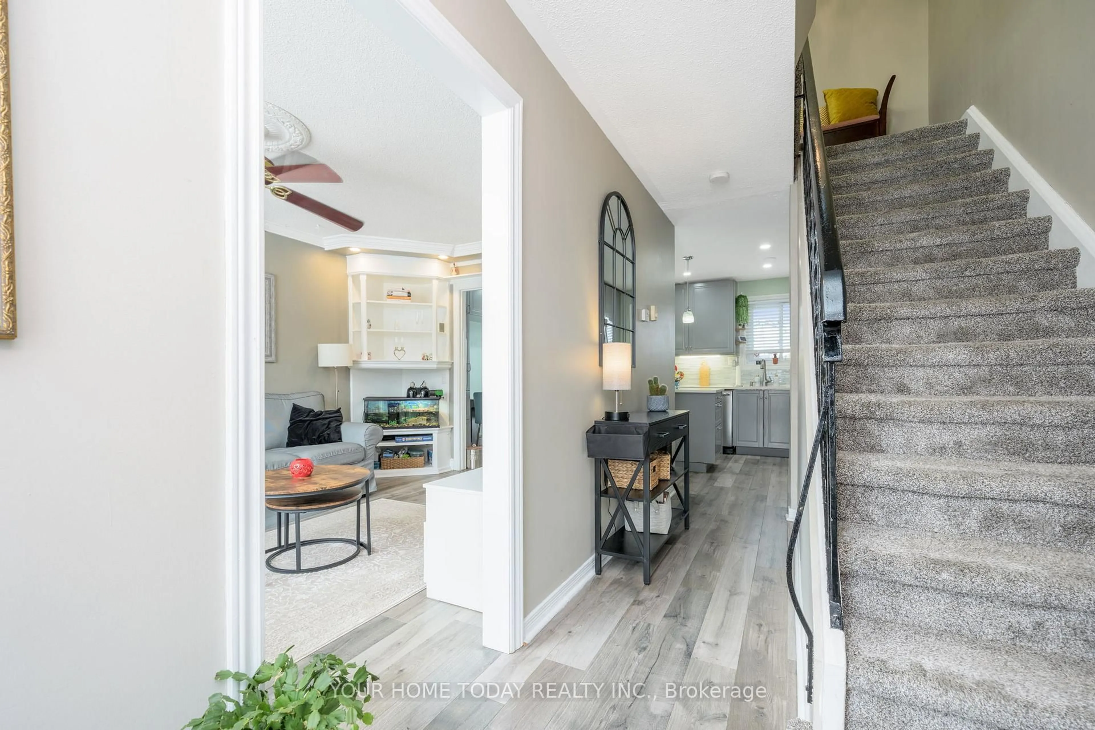 Indoor entryway for 20 Mountainview Rd #16, Halton Hills Ontario L7G 4K3