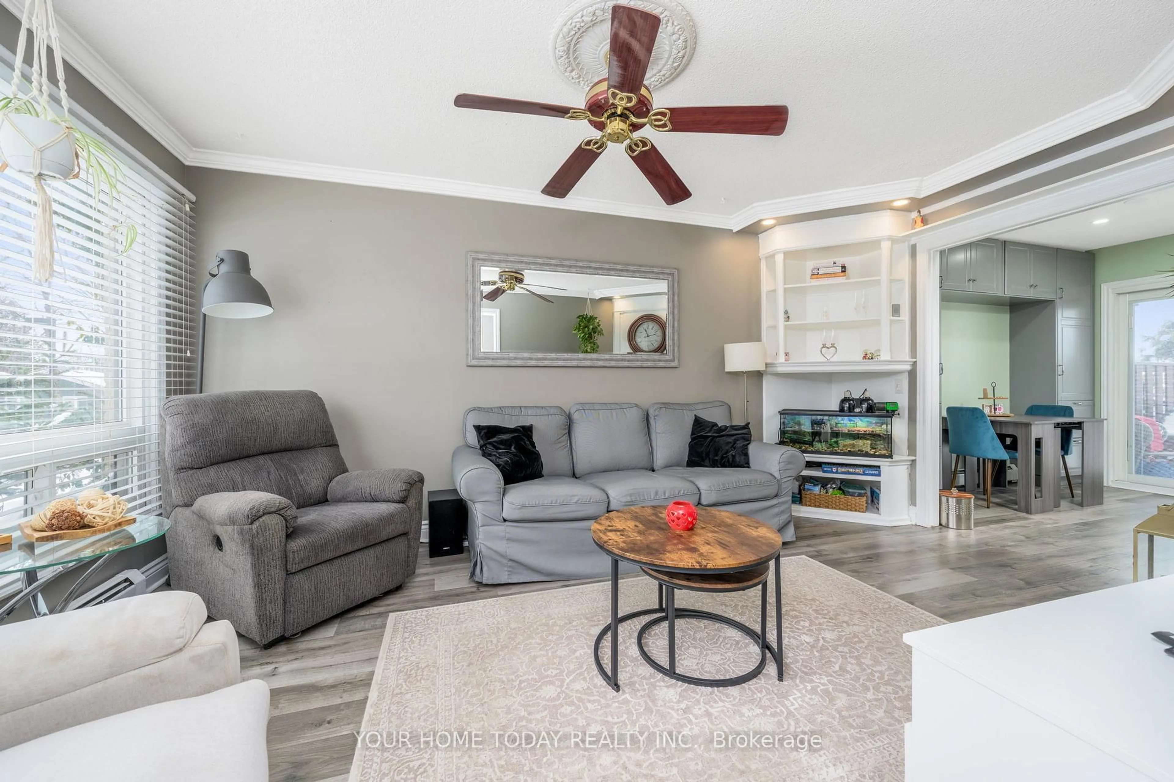 Living room with furniture, unknown for 20 Mountainview Rd #16, Halton Hills Ontario L7G 4K3