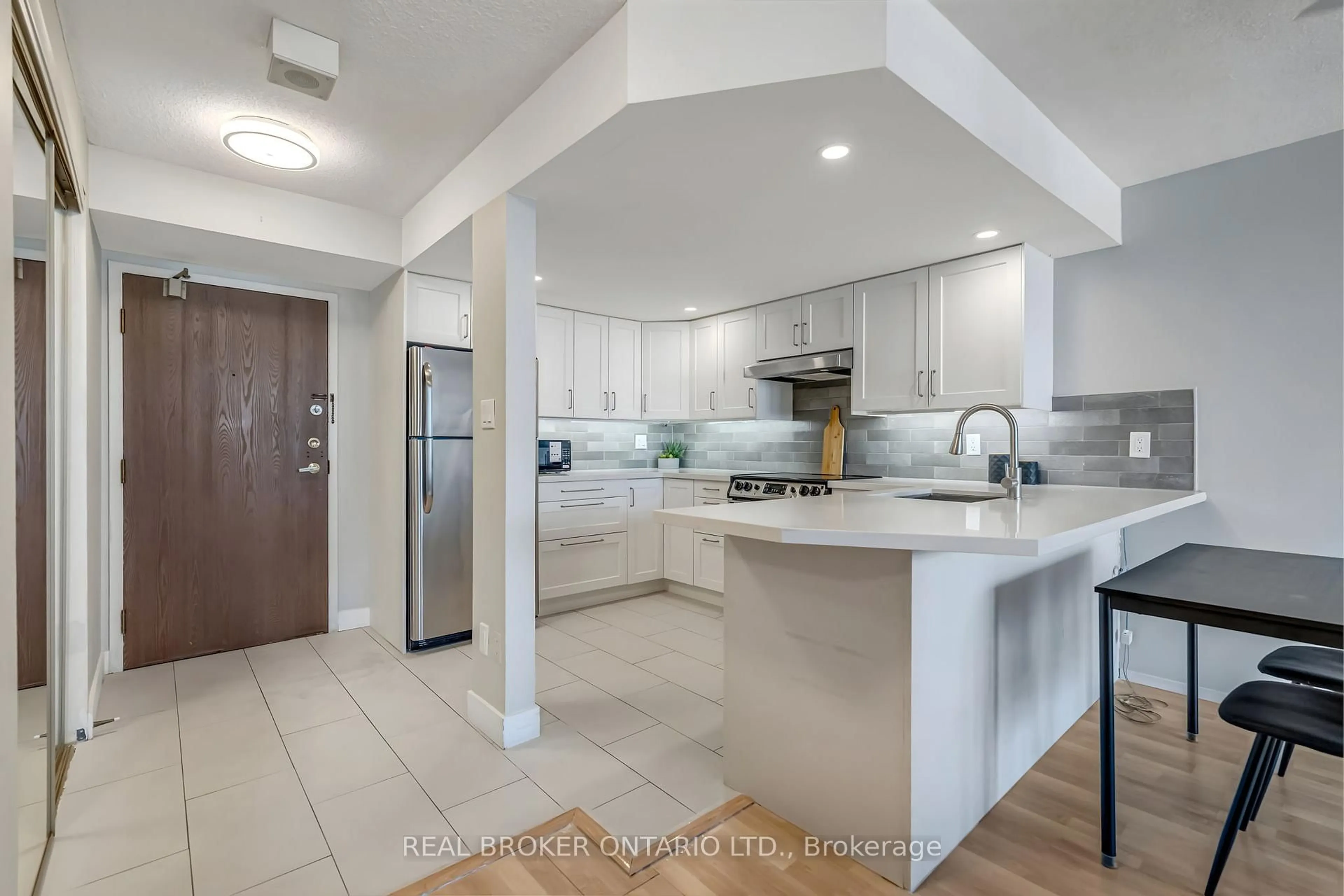 Open concept kitchen, ceramic/tile floor for 25 Agnes St #903, Mississauga Ontario L5B 3X7