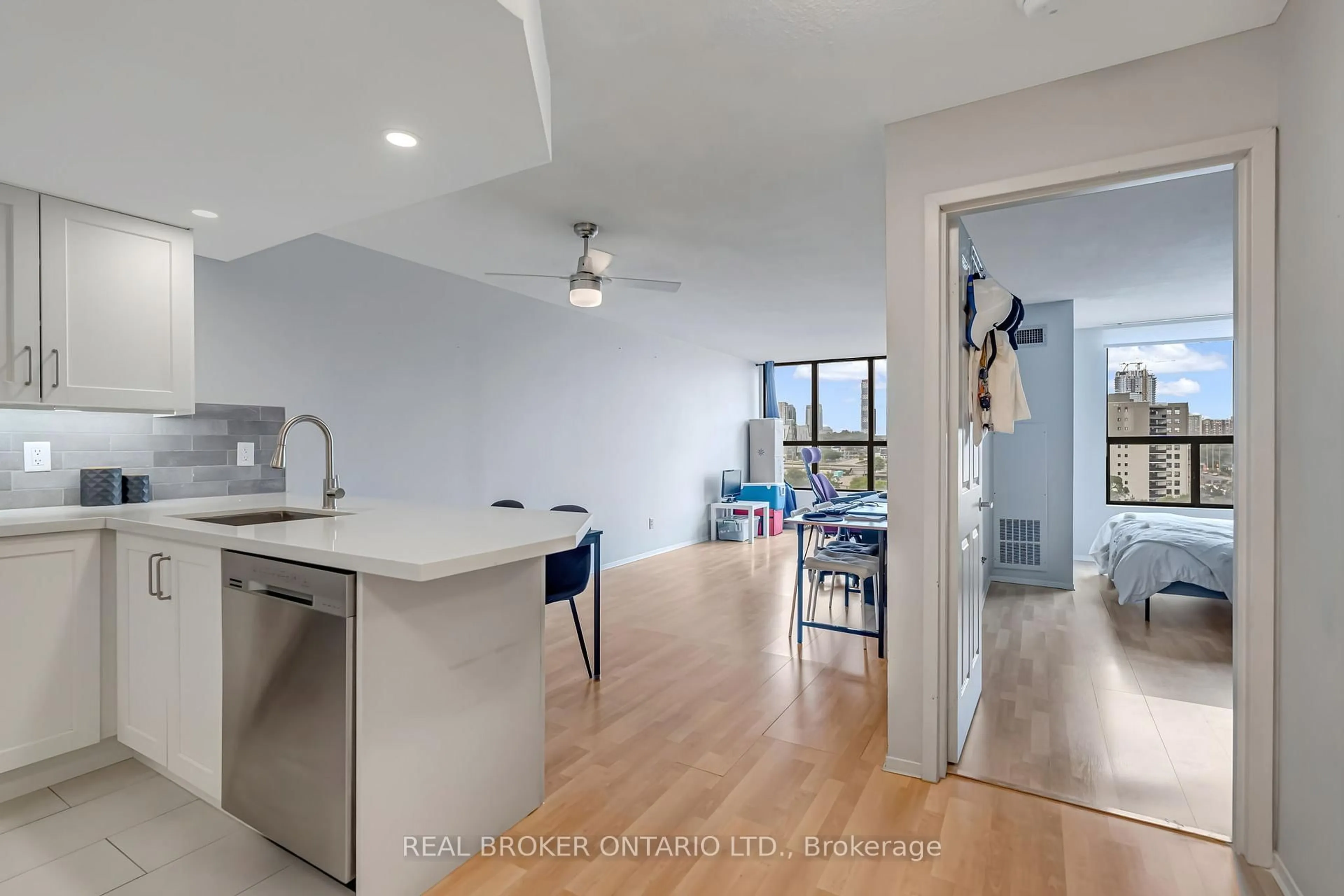 Open concept kitchen, unknown for 25 Agnes St #903, Mississauga Ontario L5B 3X7