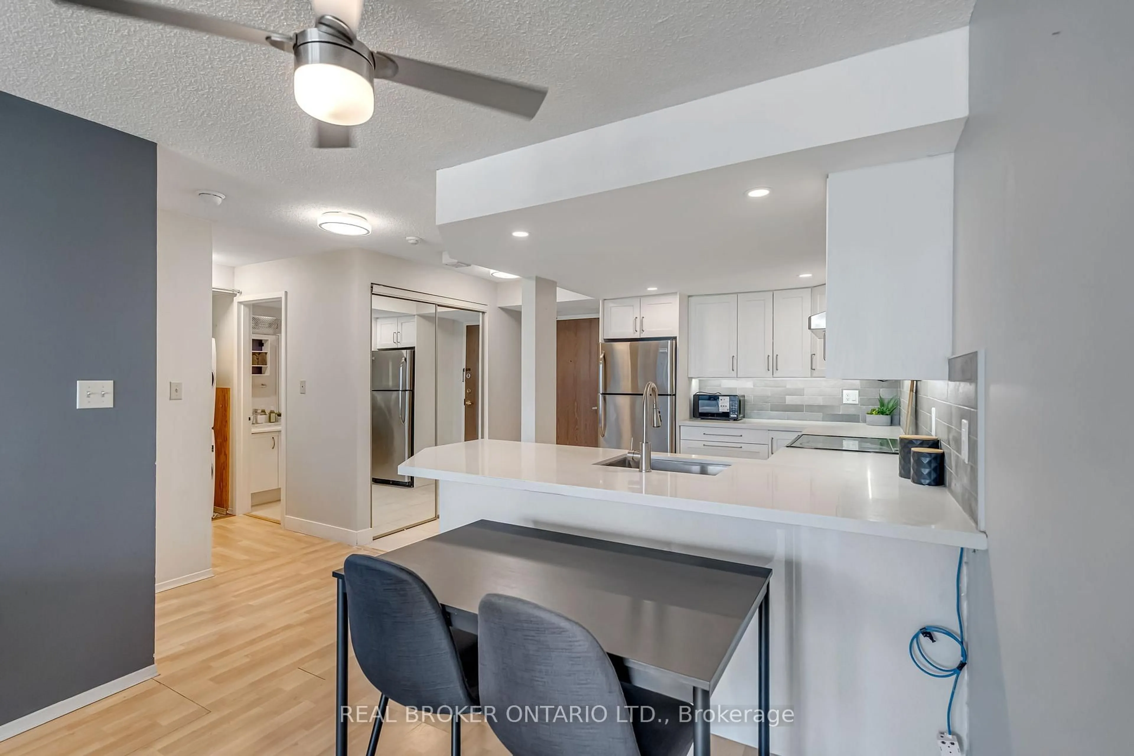 Open concept kitchen, ceramic/tile floor for 25 Agnes St #903, Mississauga Ontario L5B 3X7