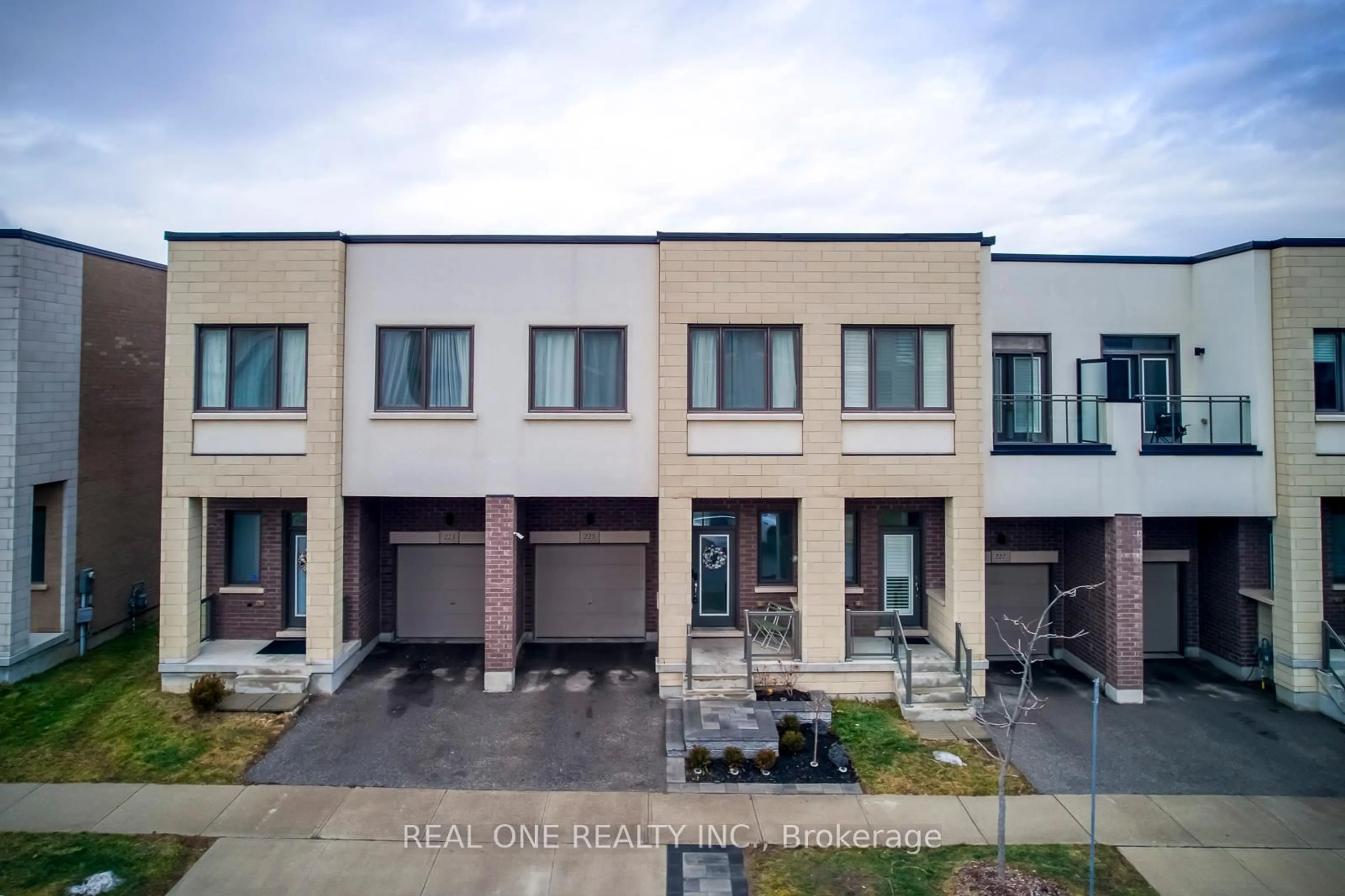 A pic from outside/outdoor area/front of a property/back of a property/a pic from drone, street for 225 Fowley Dr, Oakville Ontario L6H 0P4