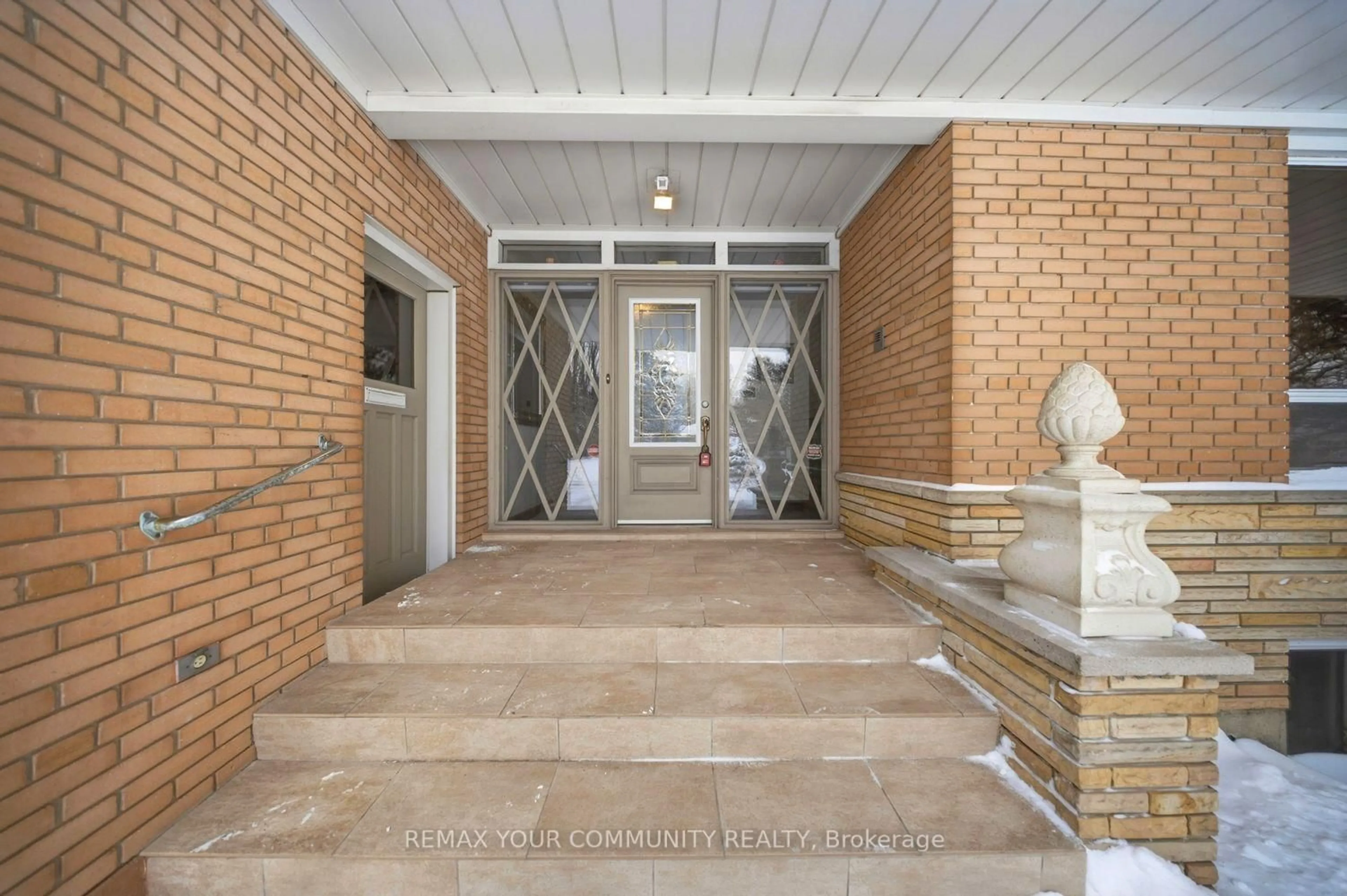 Indoor foyer for 11 Grovetree Rd, Toronto Ontario M9V 2Y1