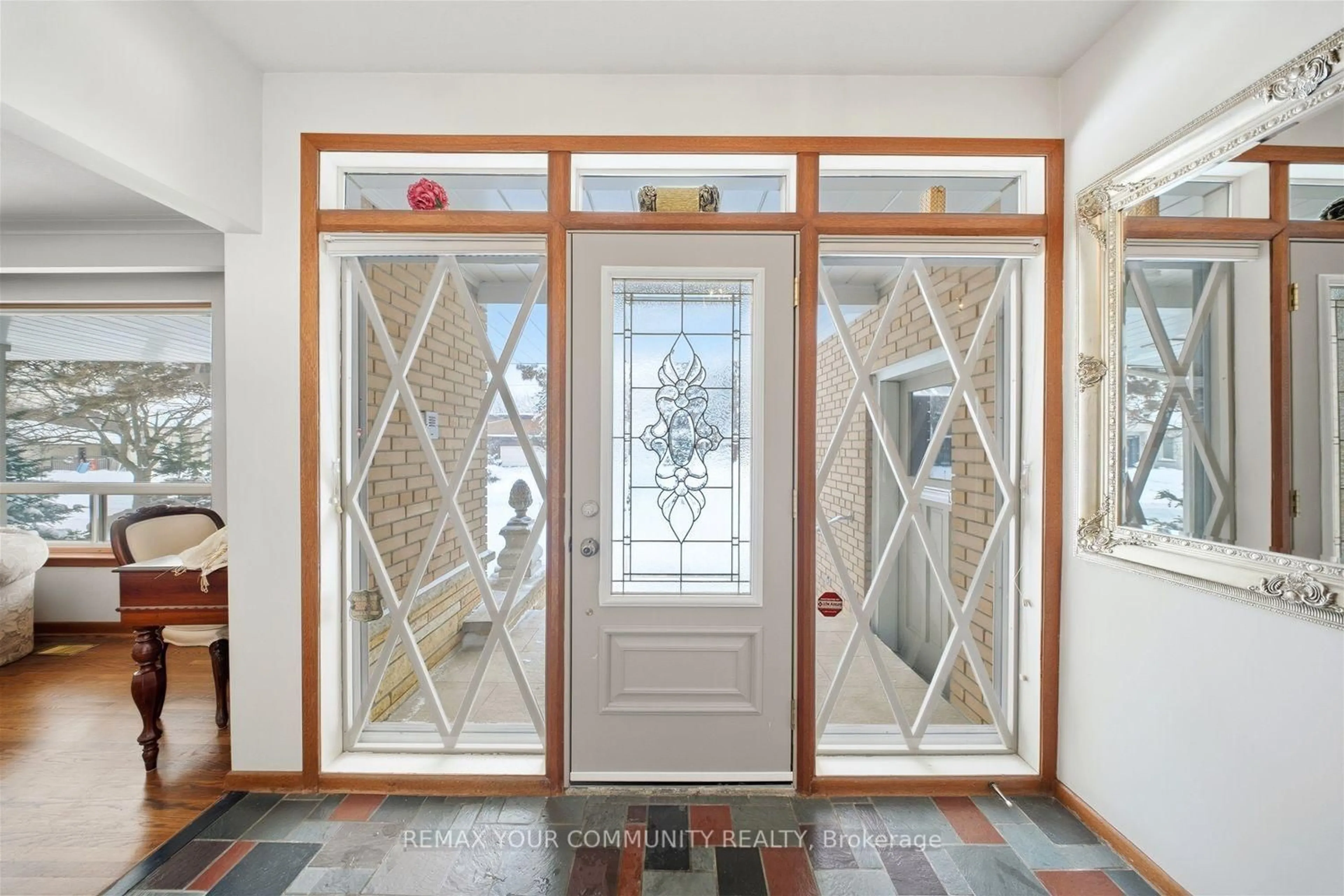Indoor entryway for 11 Grovetree Rd, Toronto Ontario M9V 2Y1
