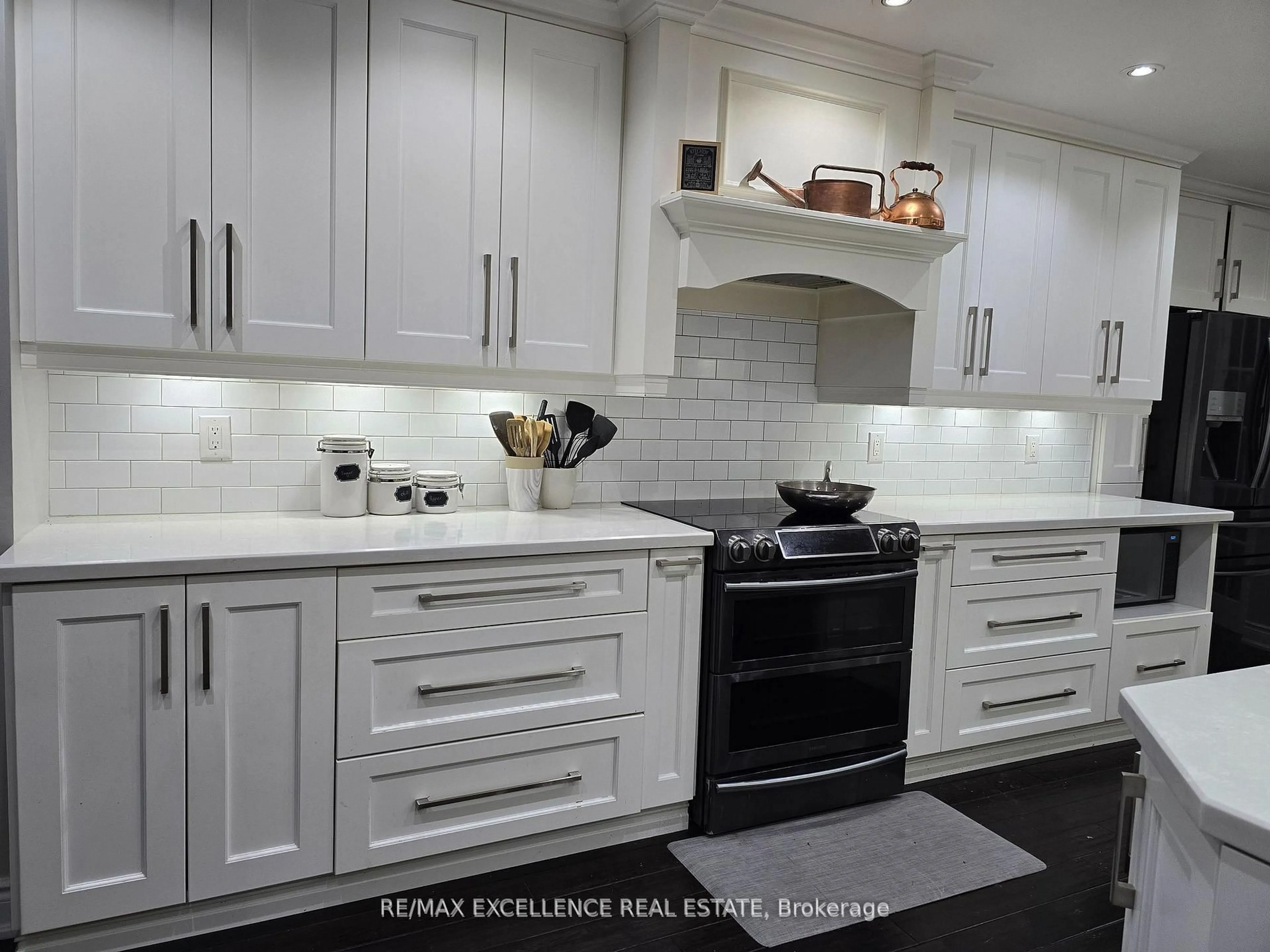 Contemporary kitchen, ceramic/tile floor for 50 Elizabeth St, Brampton Ontario L6Y 1R1