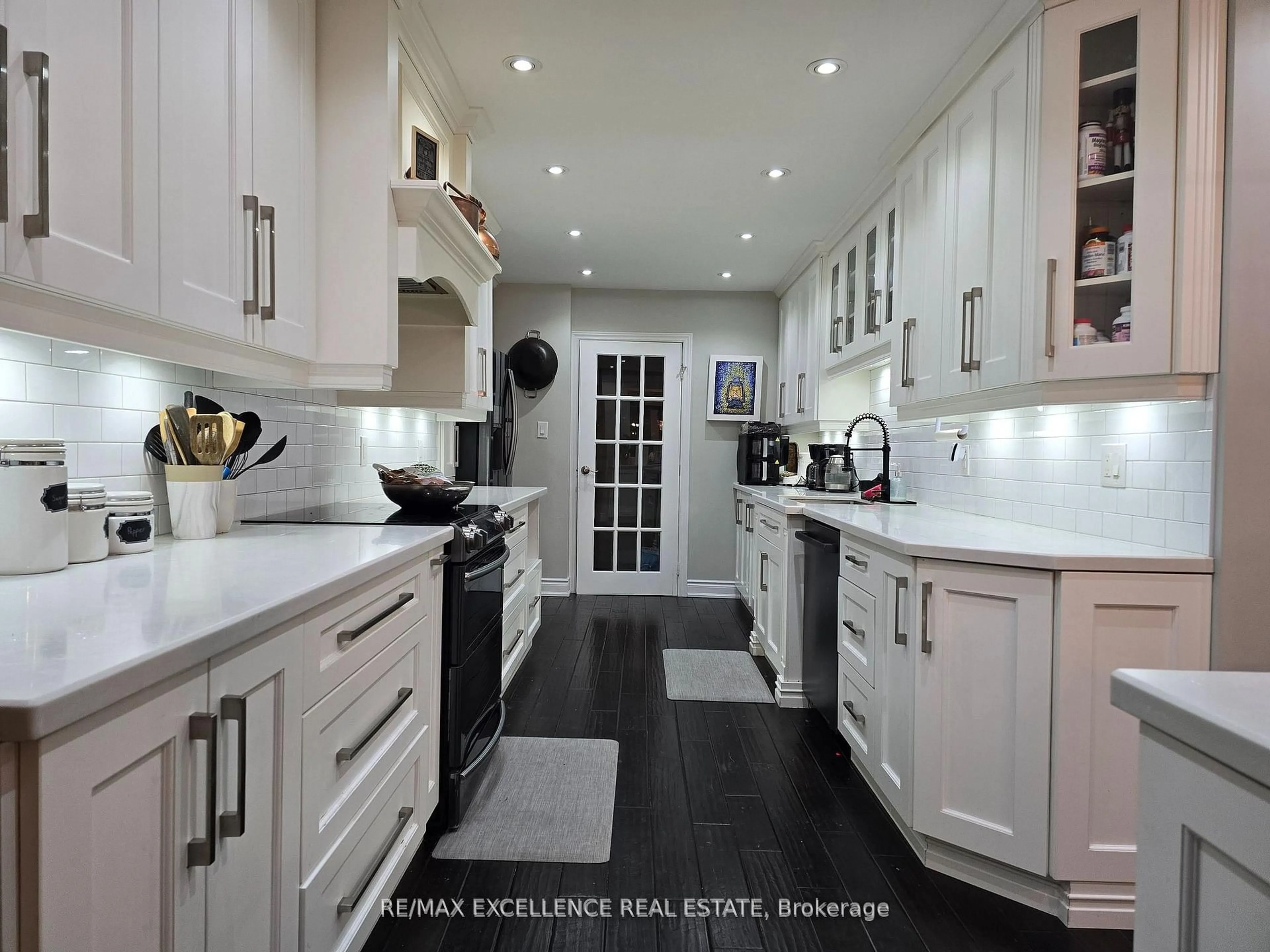 Contemporary kitchen, unknown for 50 Elizabeth St, Brampton Ontario L6Y 1R1