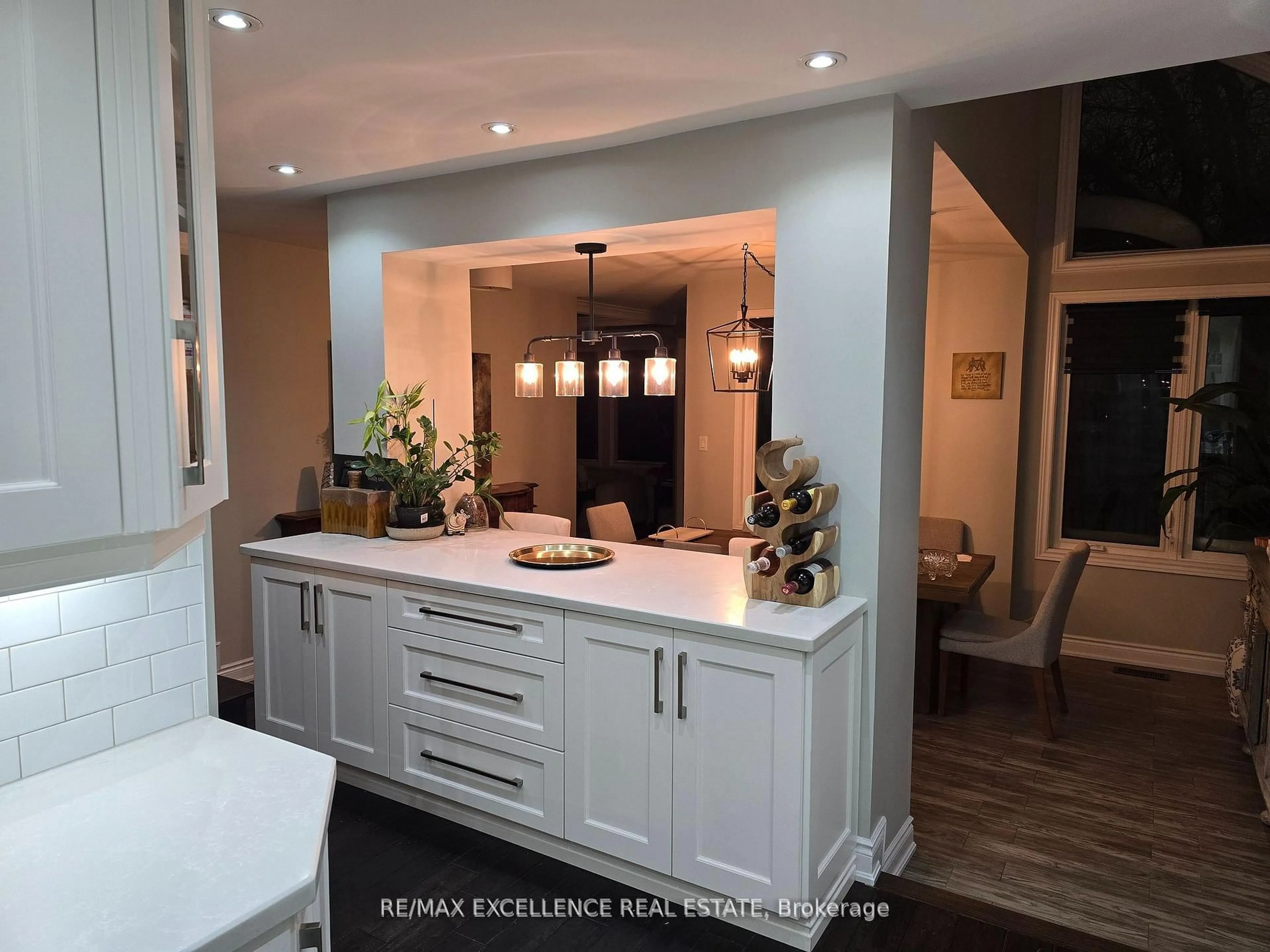 Contemporary bathroom, ceramic/tile floor for 50 Elizabeth St, Brampton Ontario L6Y 1R1