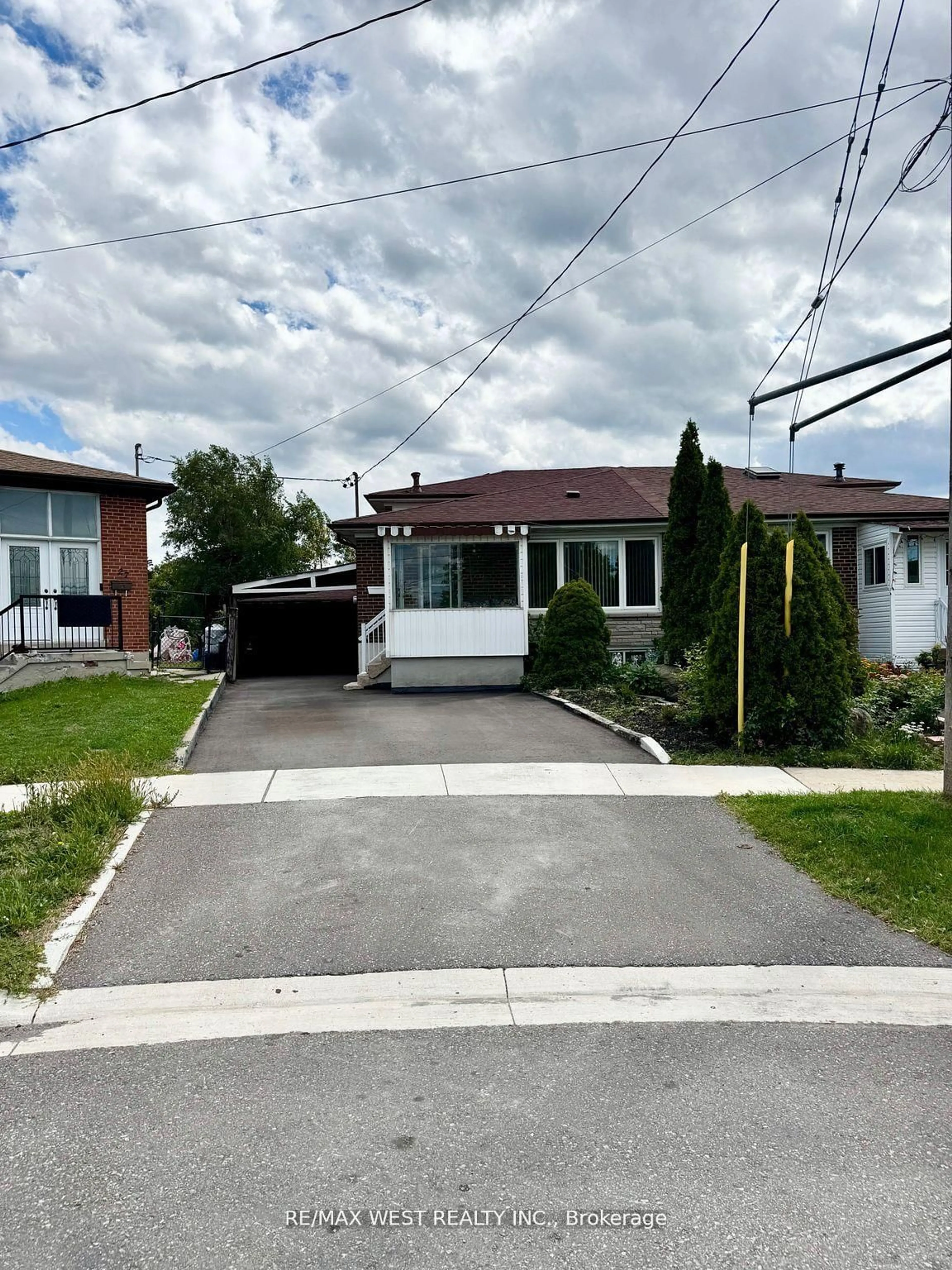 A pic from outside/outdoor area/front of a property/back of a property/a pic from drone, street for 25 Bimini Cres, Toronto Ontario M3N 1S1