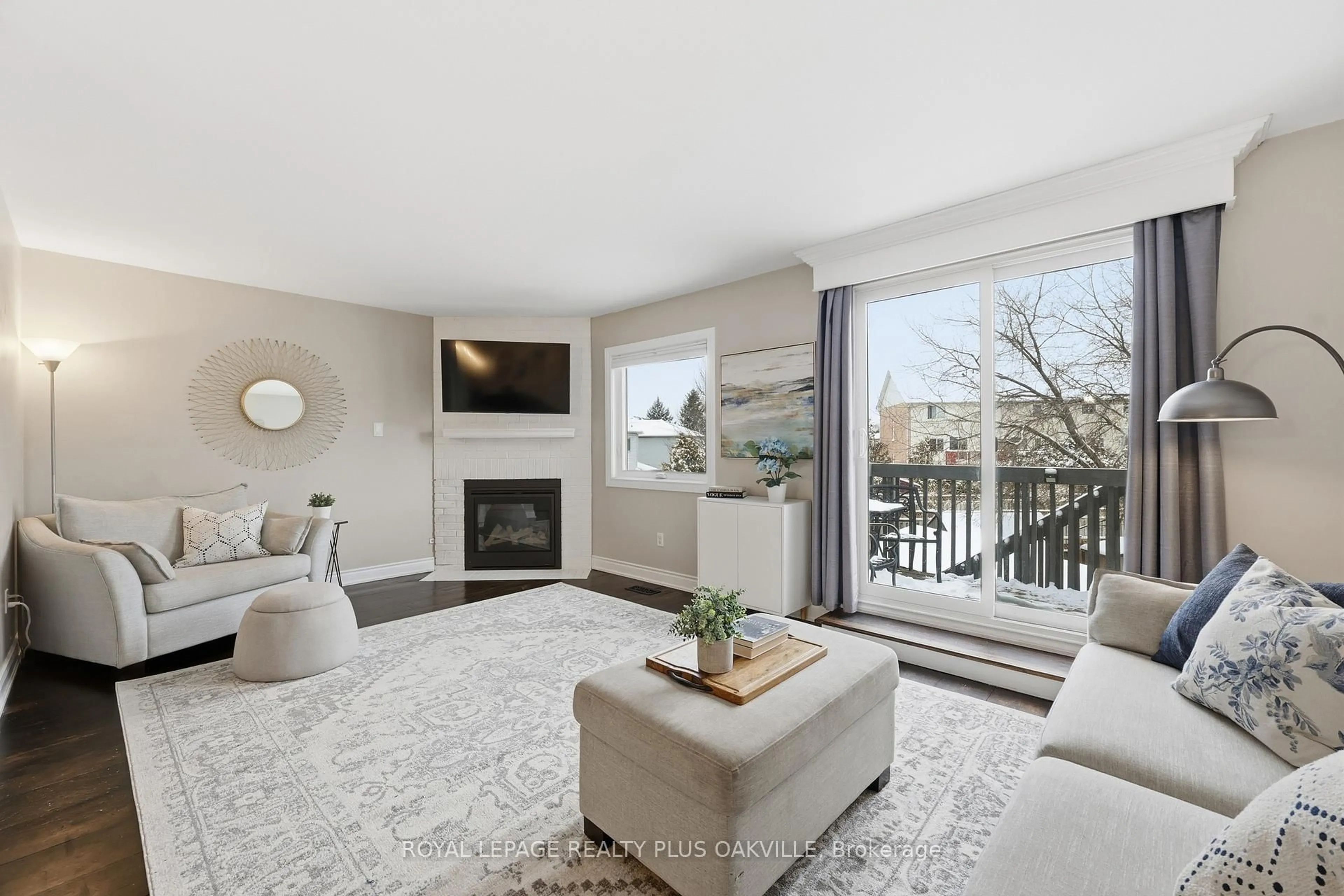 Living room with furniture, unknown for 2308 Strawfield Crt, Oakville Ontario L6H 6C2