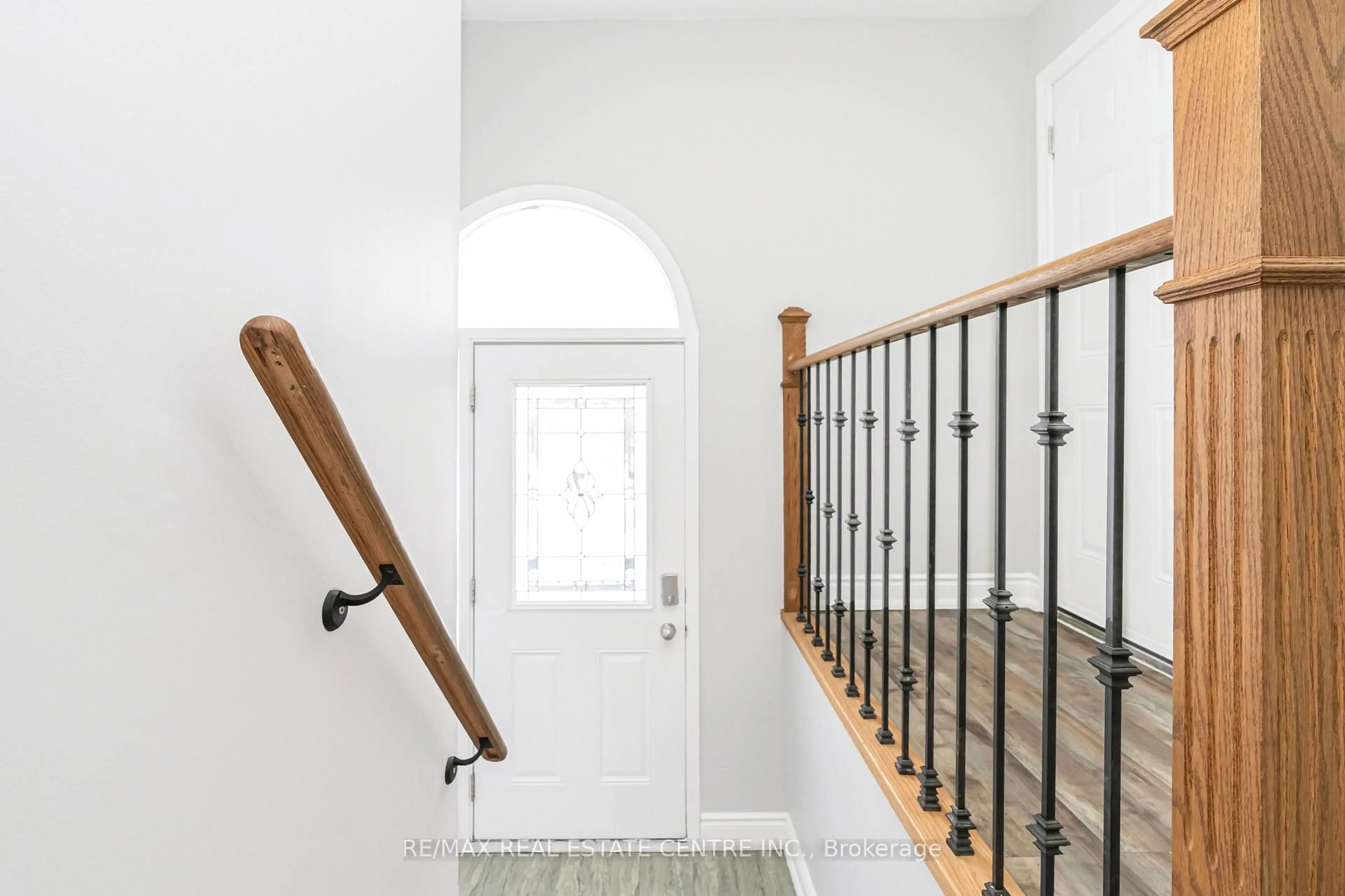 Indoor entryway for 10 Pickard Lane, Brampton Ontario L6Y 2M5