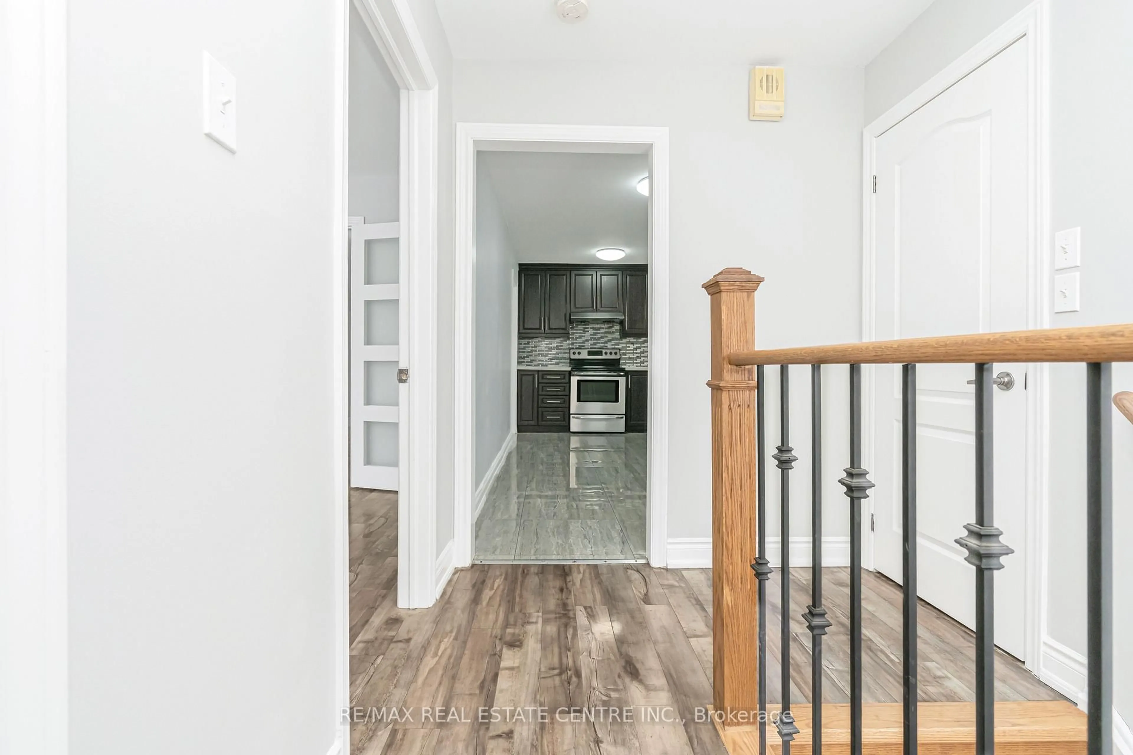 Indoor entryway for 10 Pickard Lane, Brampton Ontario L6Y 2M5