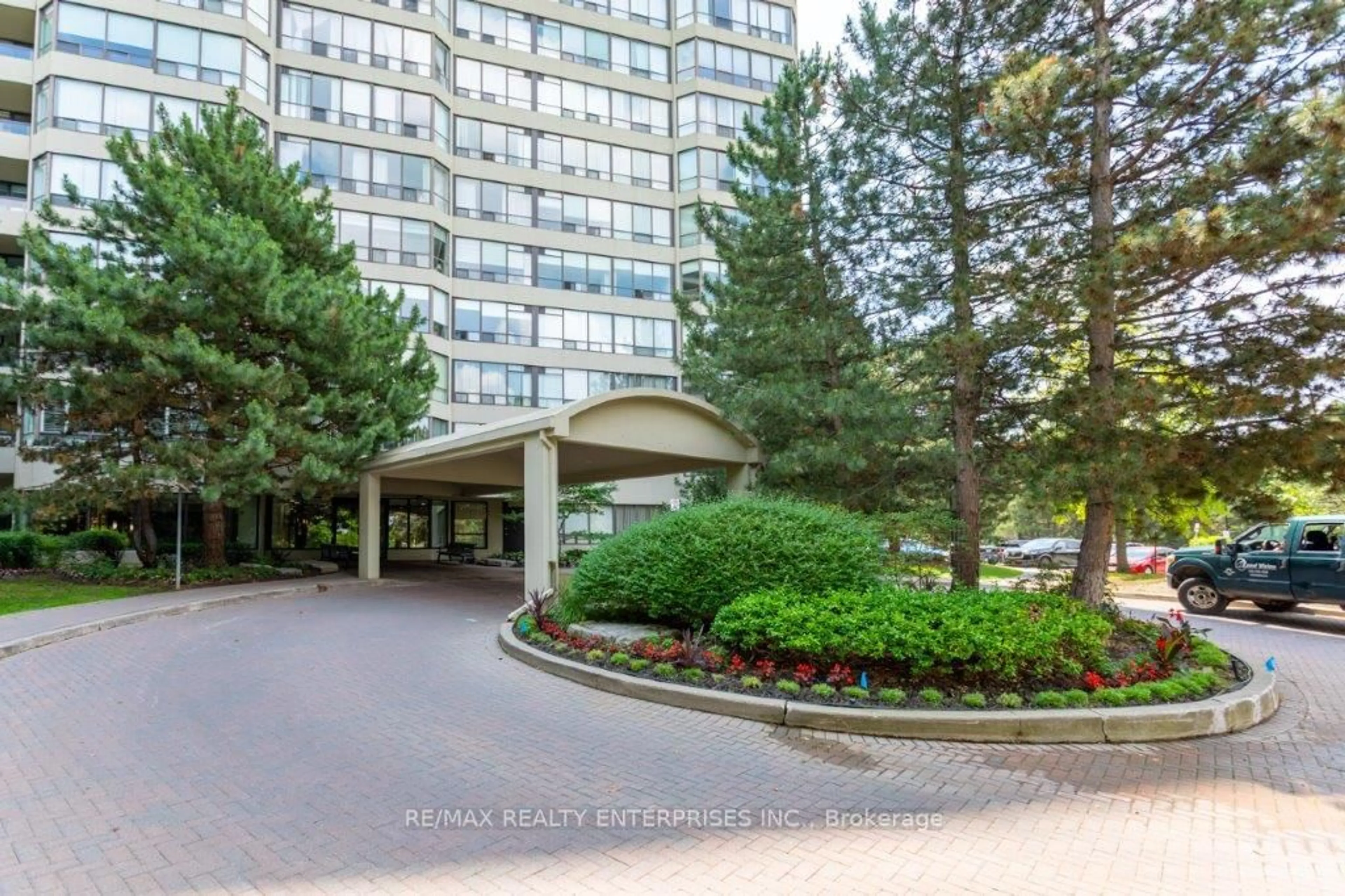 Indoor foyer for 24 Hanover Rd #309, Brampton Ontario L6S 5K8