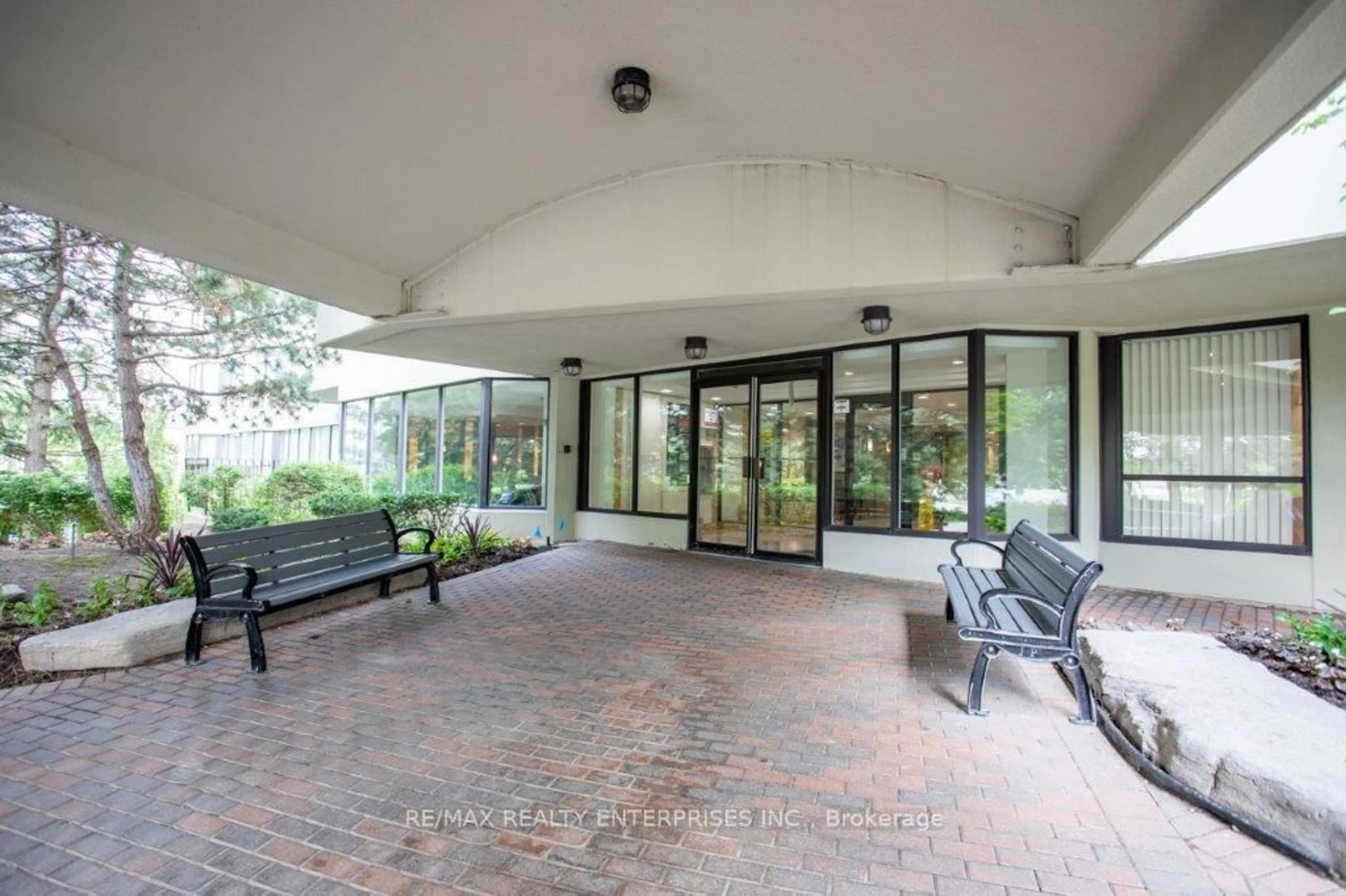 Indoor foyer for 24 Hanover Rd #309, Brampton Ontario L6S 5K8