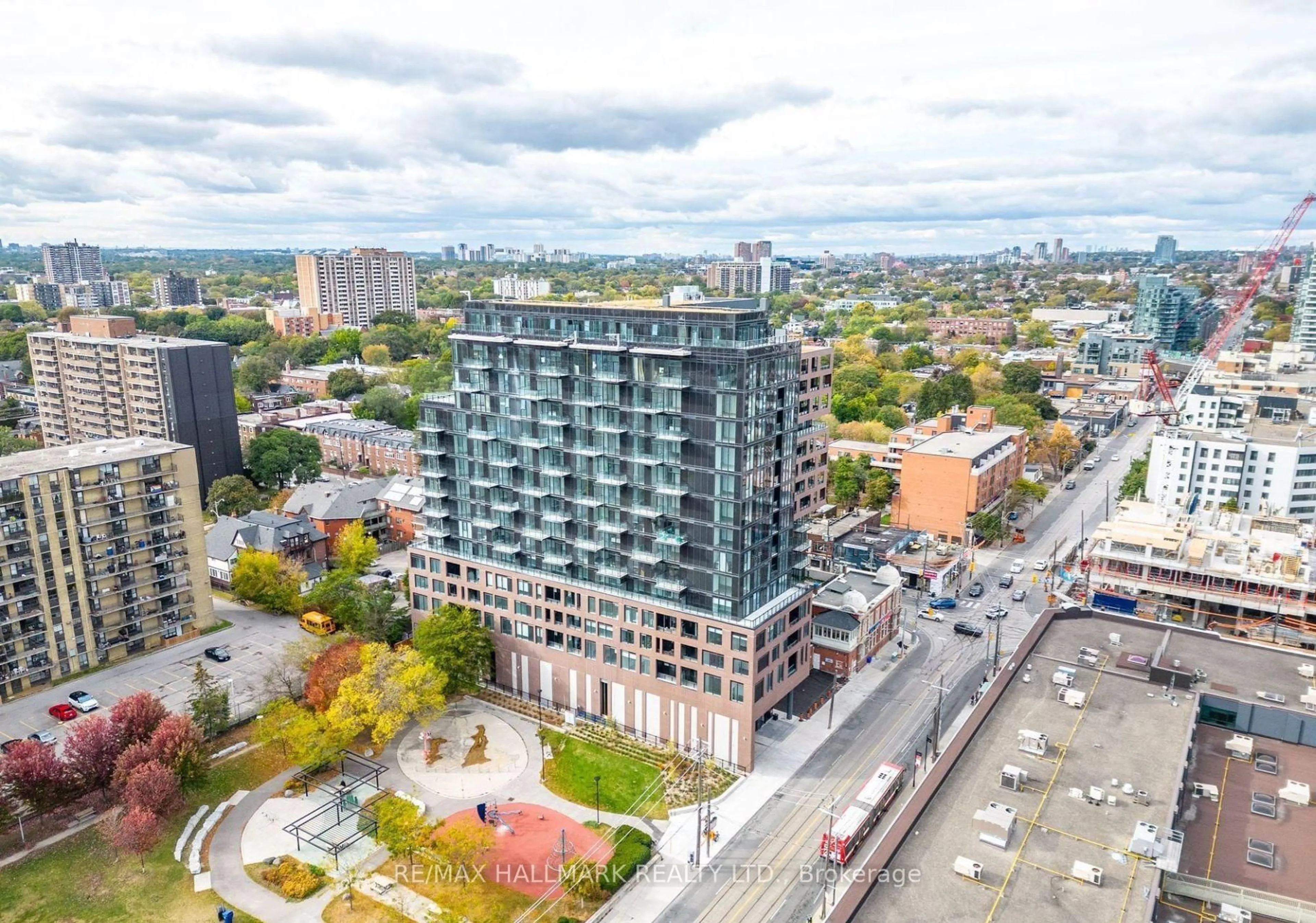 A pic from outside/outdoor area/front of a property/back of a property/a pic from drone, city buildings view from balcony for 270 Dufferin St #402, Toronto Ontario M6K 0H8