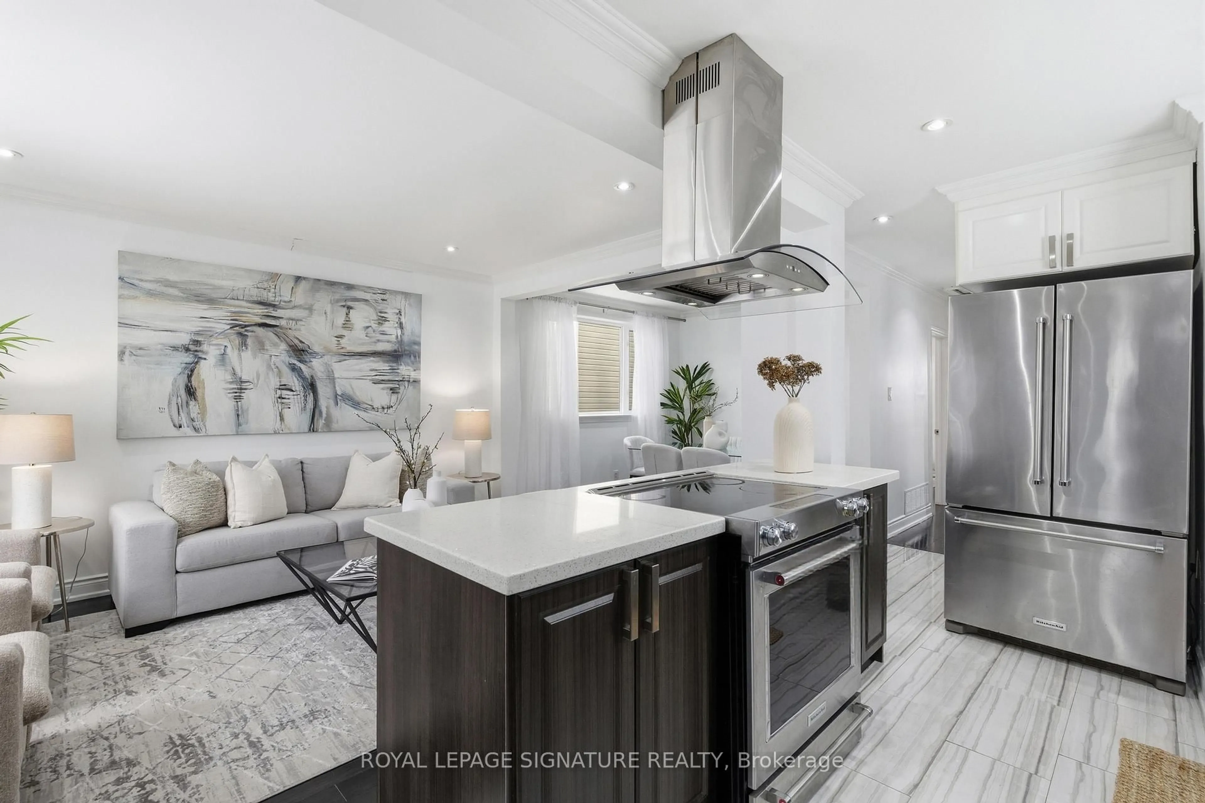 Open concept kitchen, ceramic/tile floor for 26 Guest St, Brampton Ontario L6W 1T8