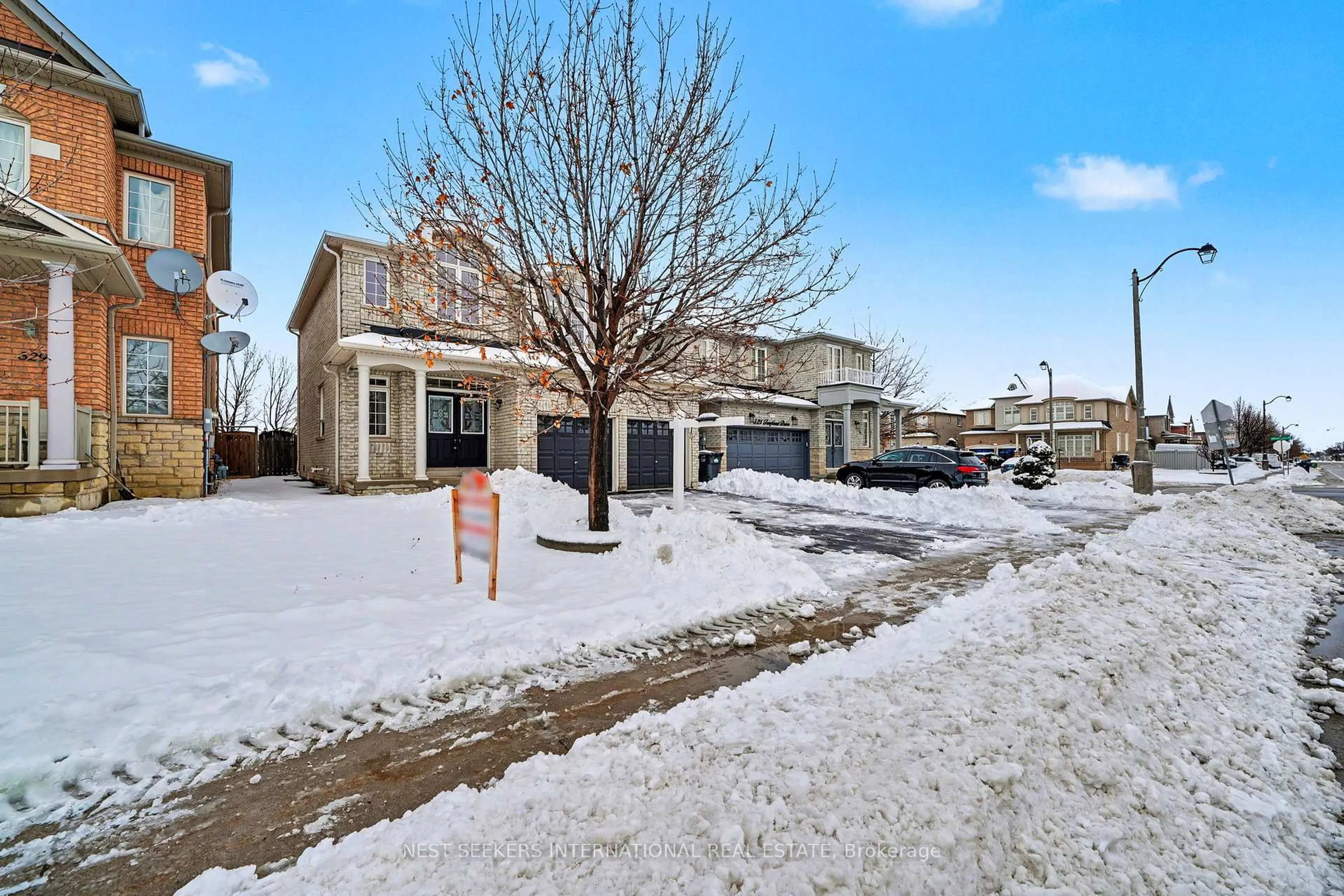A pic from outside/outdoor area/front of a property/back of a property/a pic from drone, street for 527 Fernforest Dr, Brampton Ontario L6R 0S2