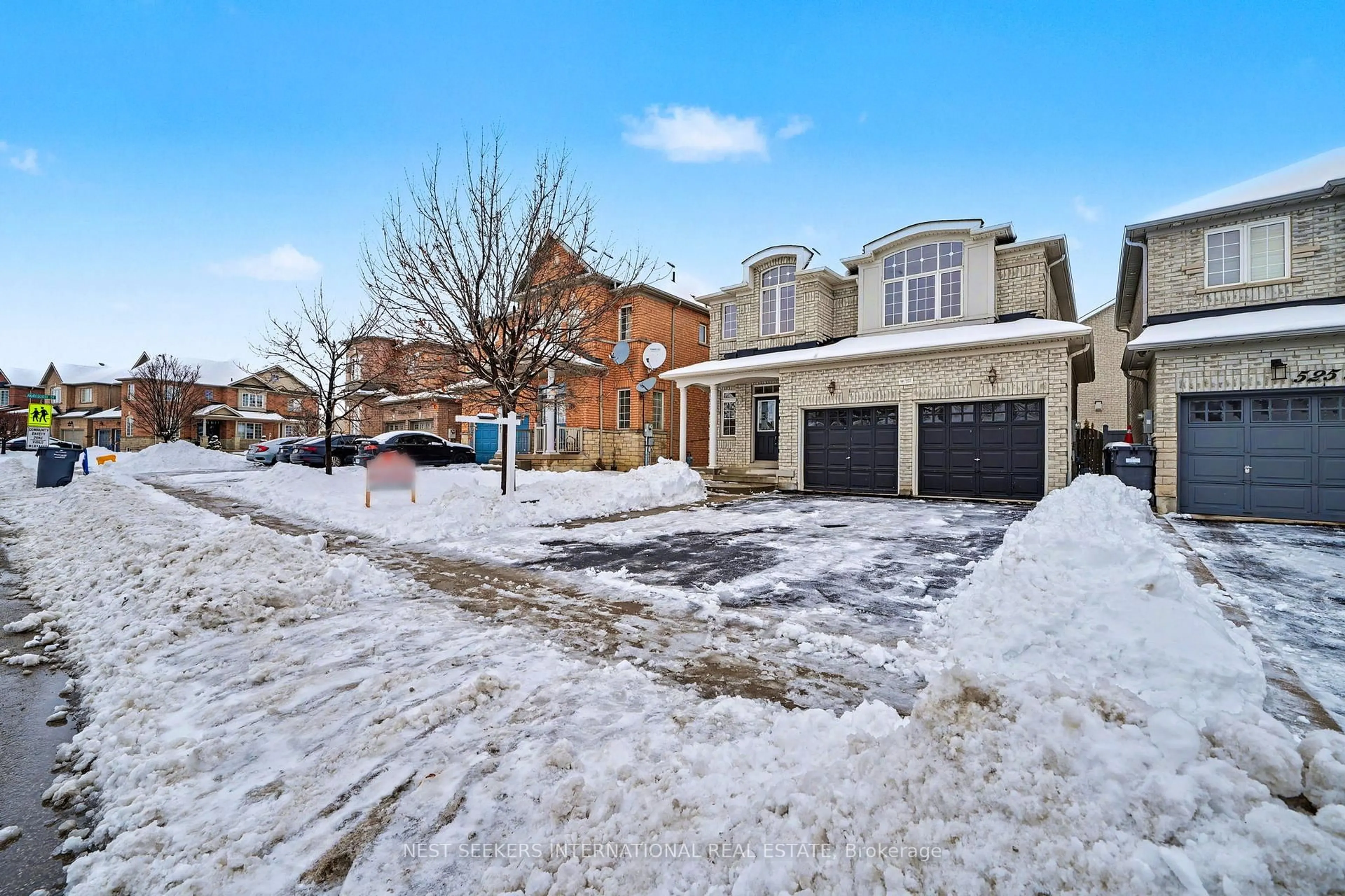 A pic from outside/outdoor area/front of a property/back of a property/a pic from drone, street for 527 Fernforest Dr, Brampton Ontario L6R 0S2