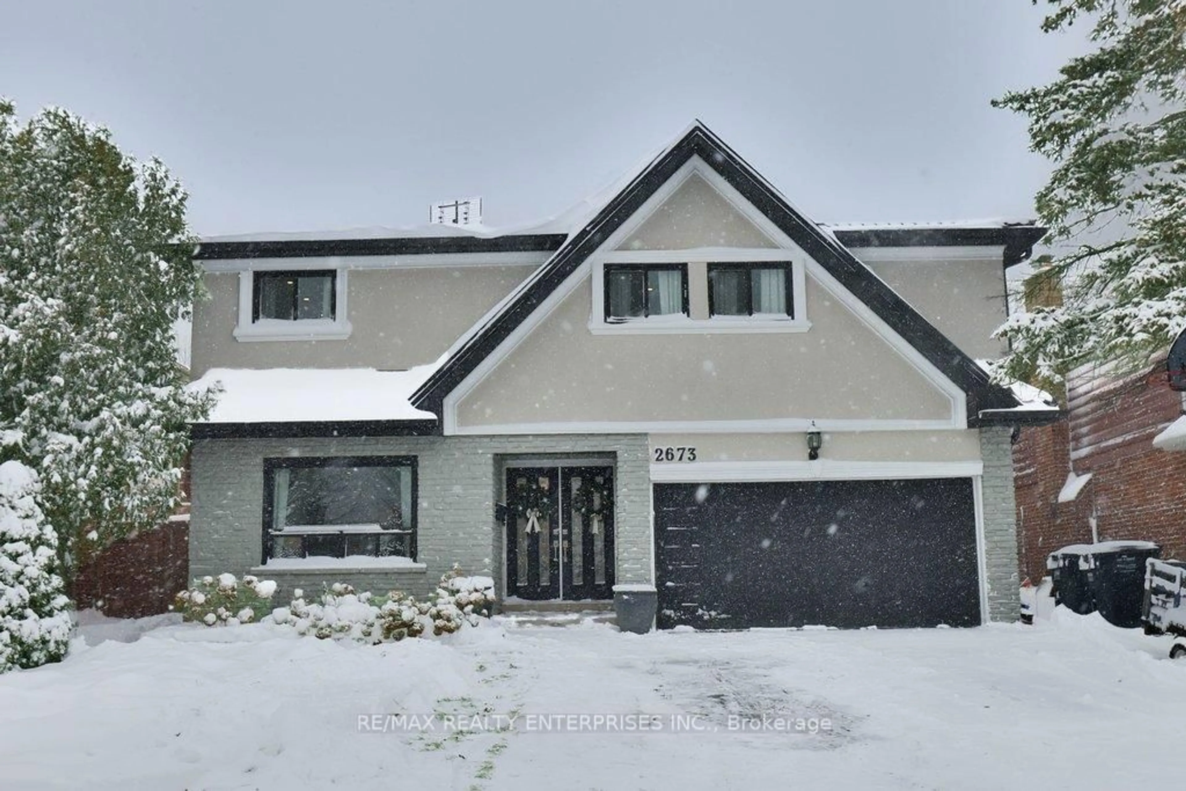 Home with vinyl exterior material, street for 2673 Kingsberry Cres, Mississauga Ontario L5B 2K6