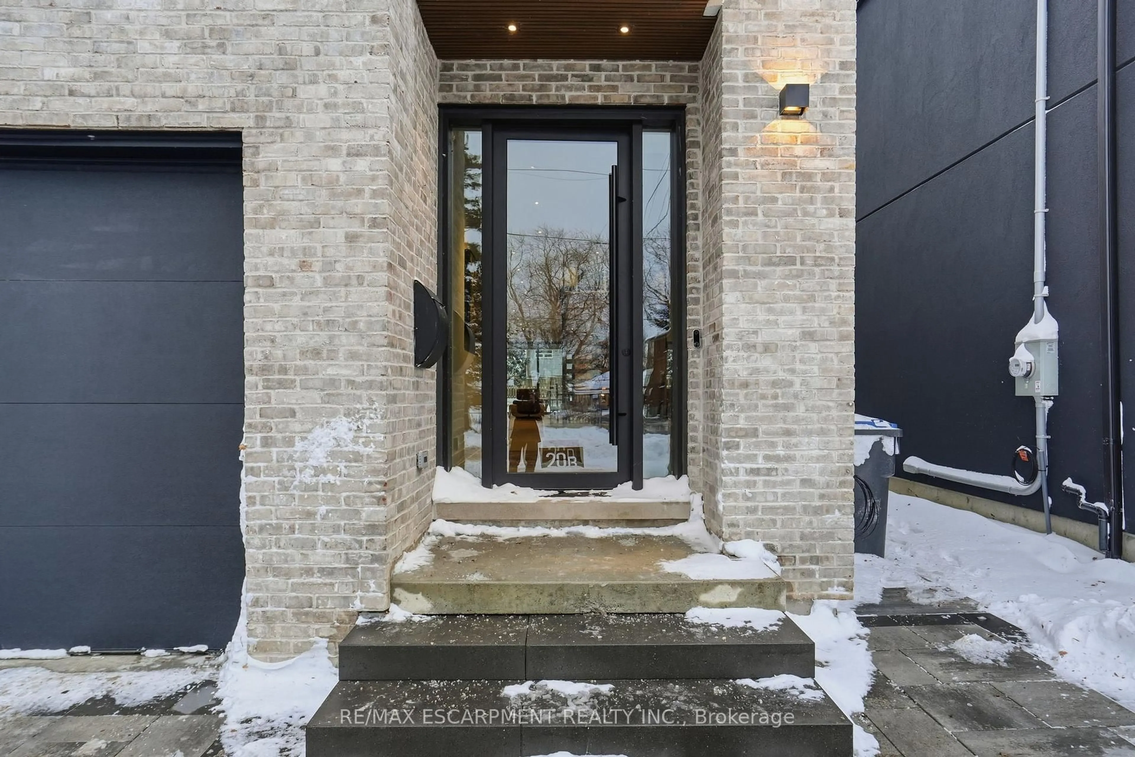 Indoor entryway for 20B Broadview Ave, Mississauga Ontario L5H 2S8