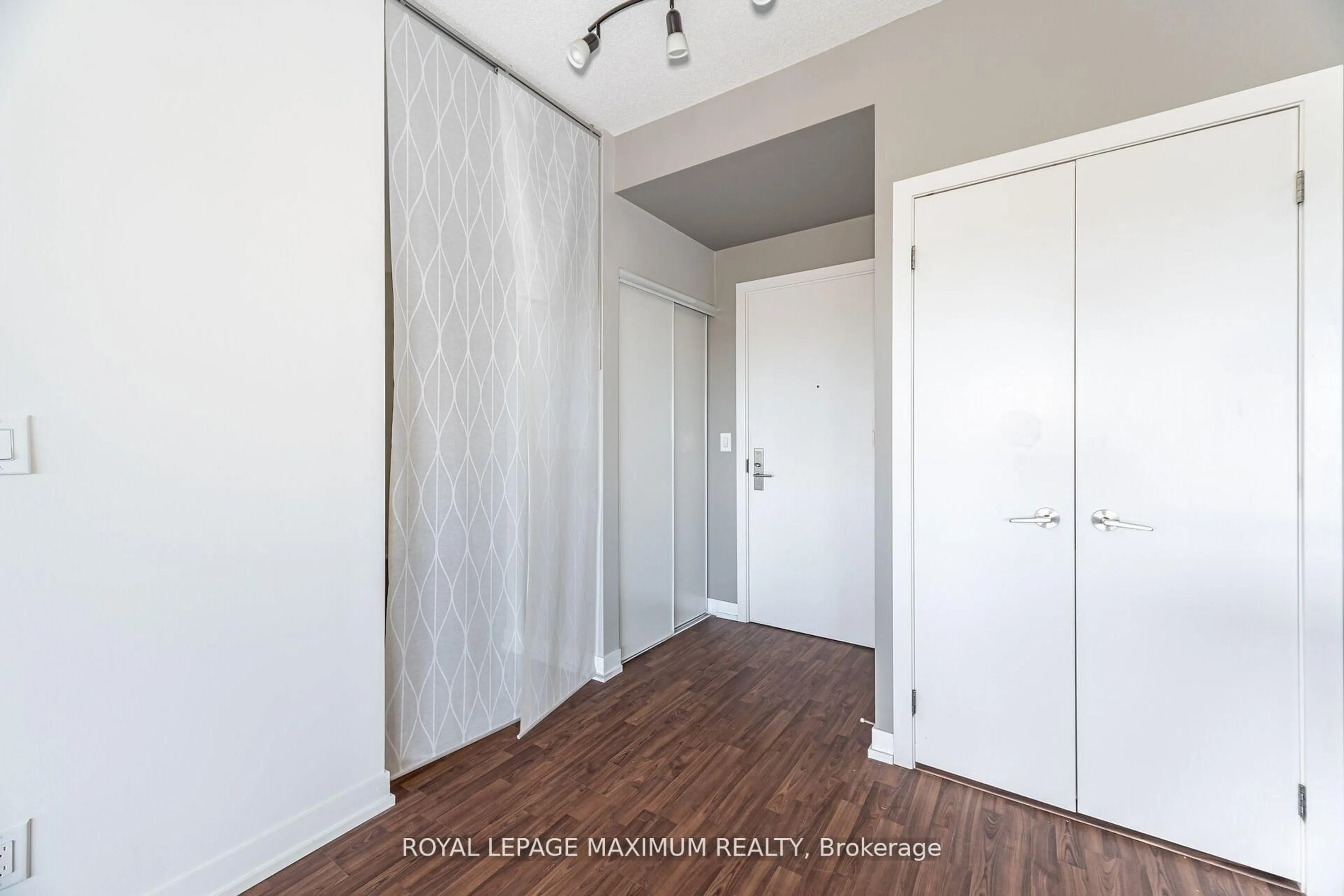 Unknown for 5101 Dundas St #511, Toronto Ontario M9A 5G8