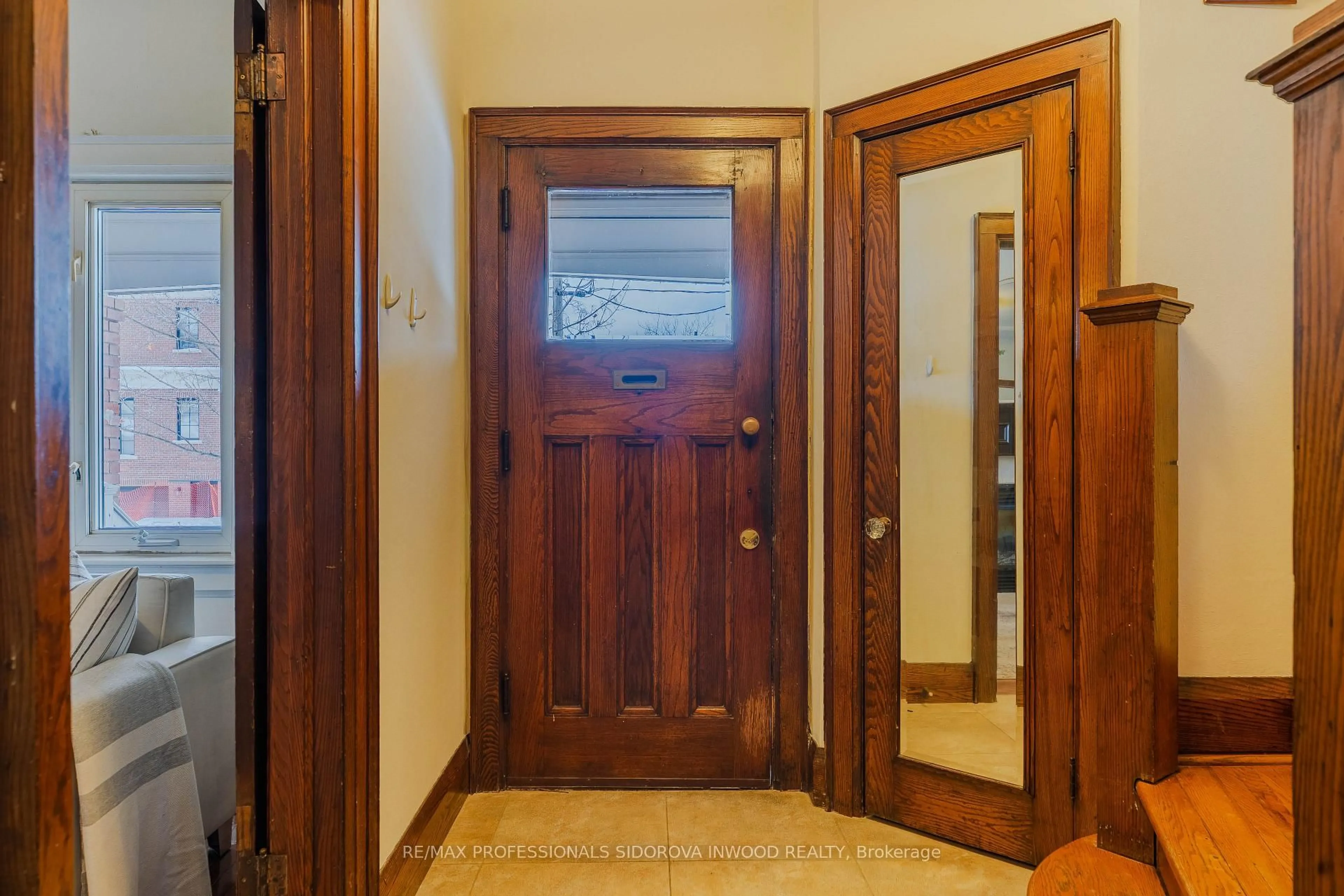 Indoor foyer for 313 Armadale Ave, Toronto Ontario M6S 3X5