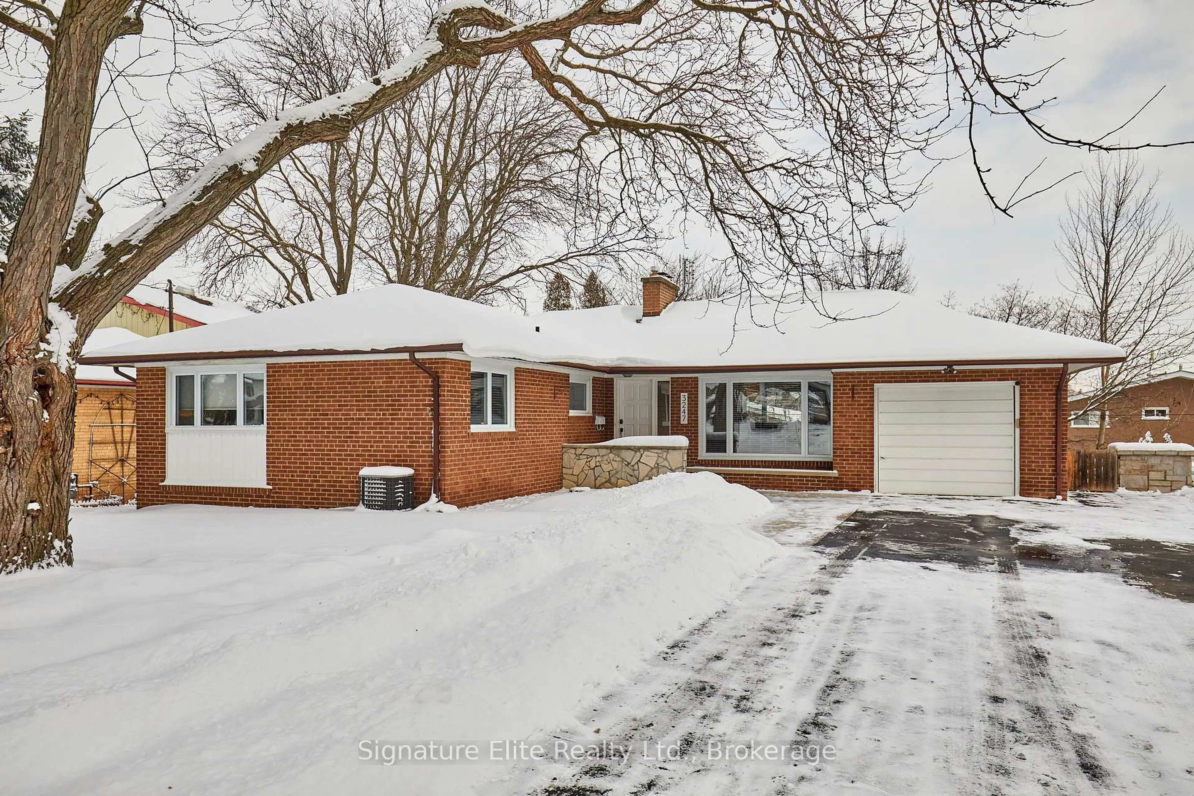 A pic from outside/outdoor area/front of a property/back of a property/a pic from drone, street for 3247 Flanagan Cres, Mississauga Ontario L5C 2M6