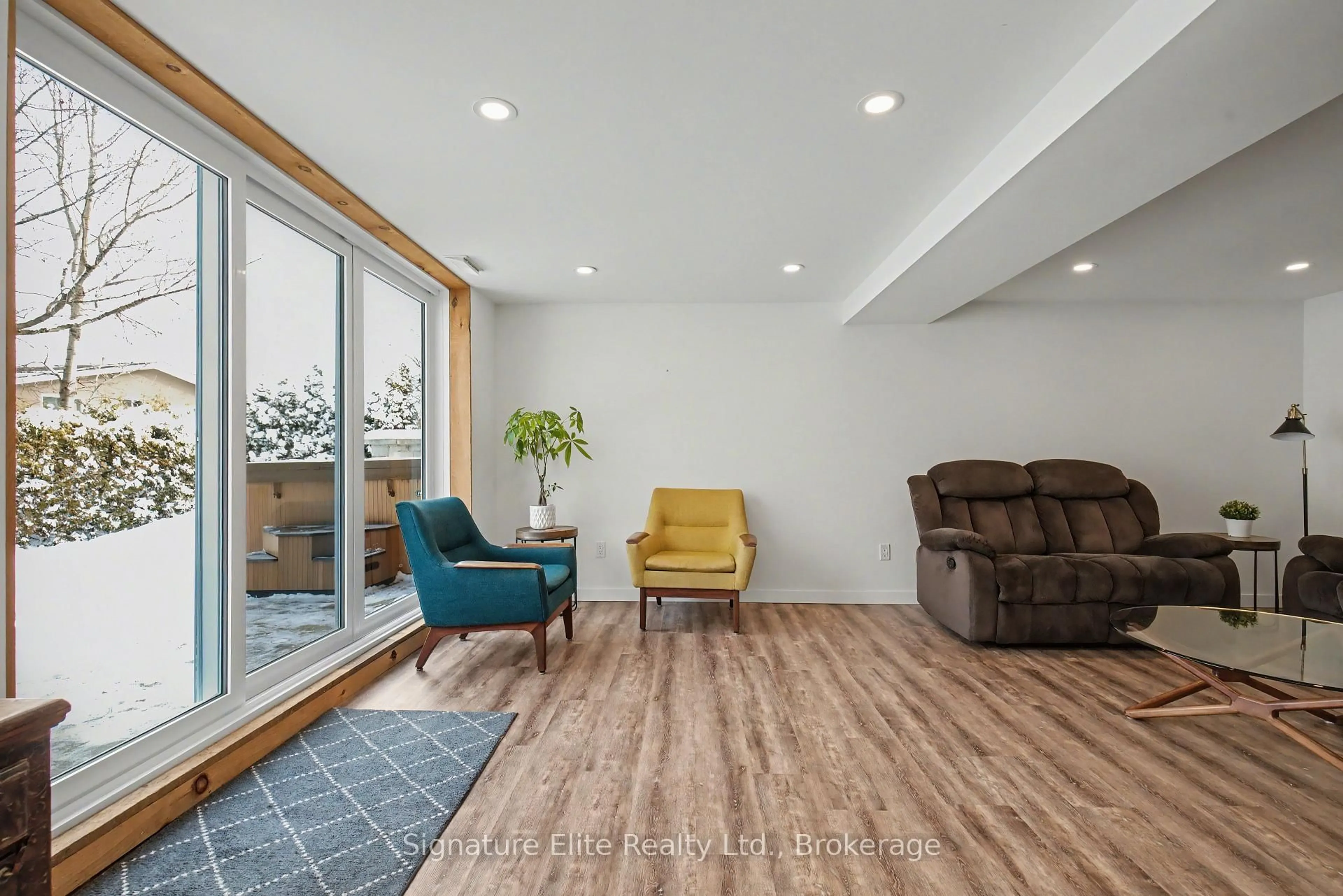 Living room with furniture, wood/laminate floor for 3247 Flanagan Cres, Mississauga Ontario L5C 2M6