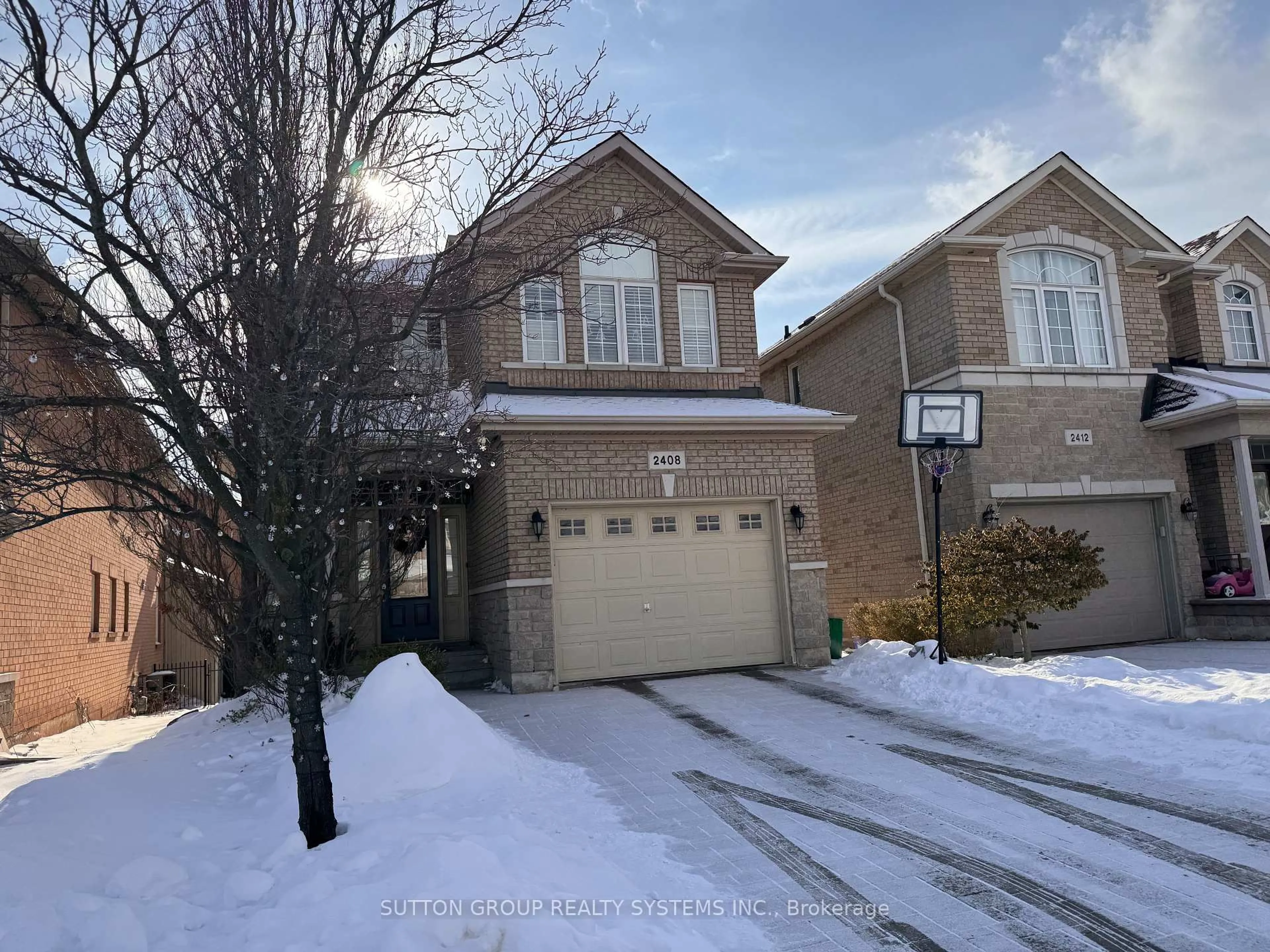 A pic from outside/outdoor area/front of a property/back of a property/a pic from drone, street for 2408 Hilda Dr, Oakville Ontario L6H 7N3