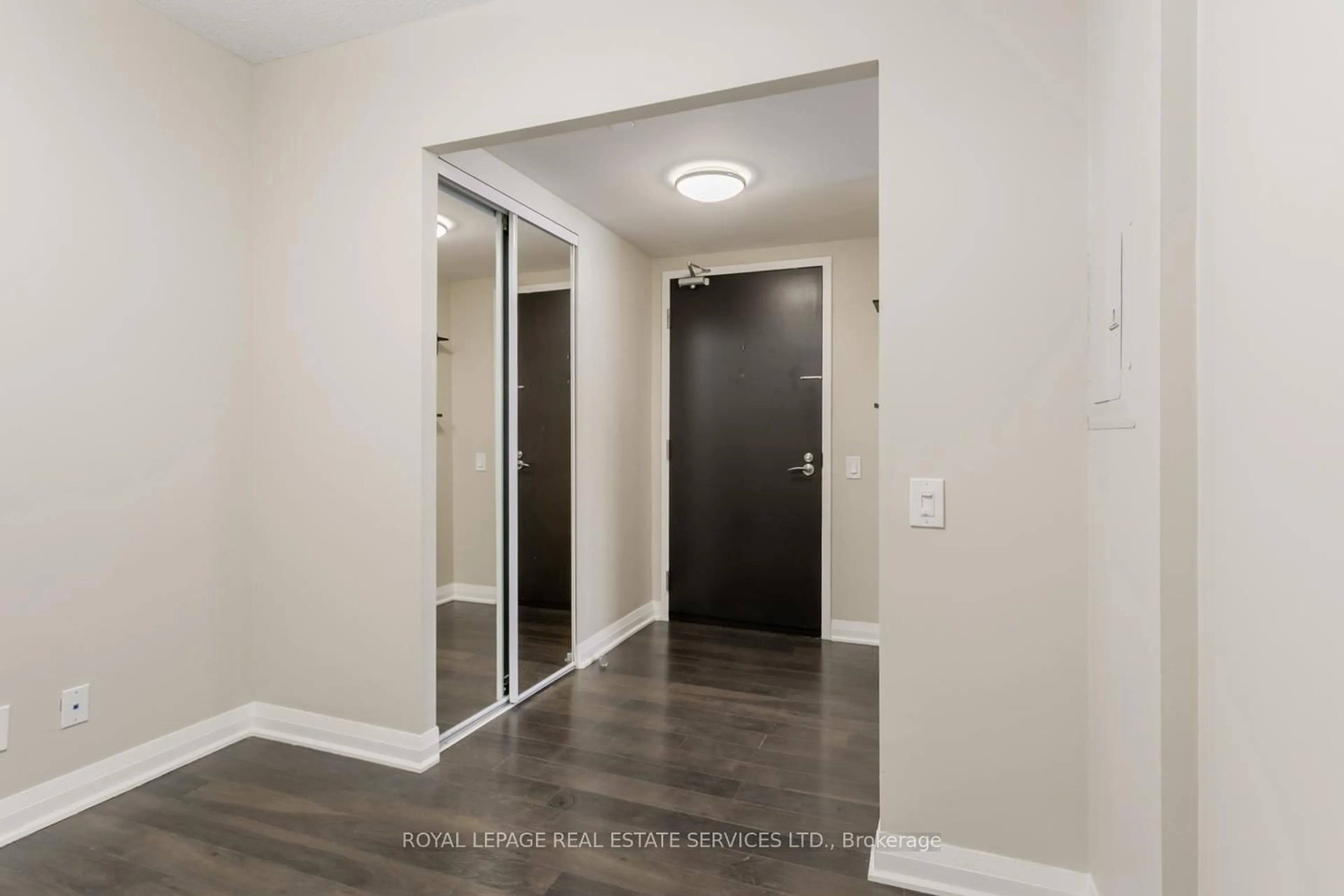 Indoor entryway for 1 Valhalla Inn Rd #1710, Toronto Ontario M9B 1S9