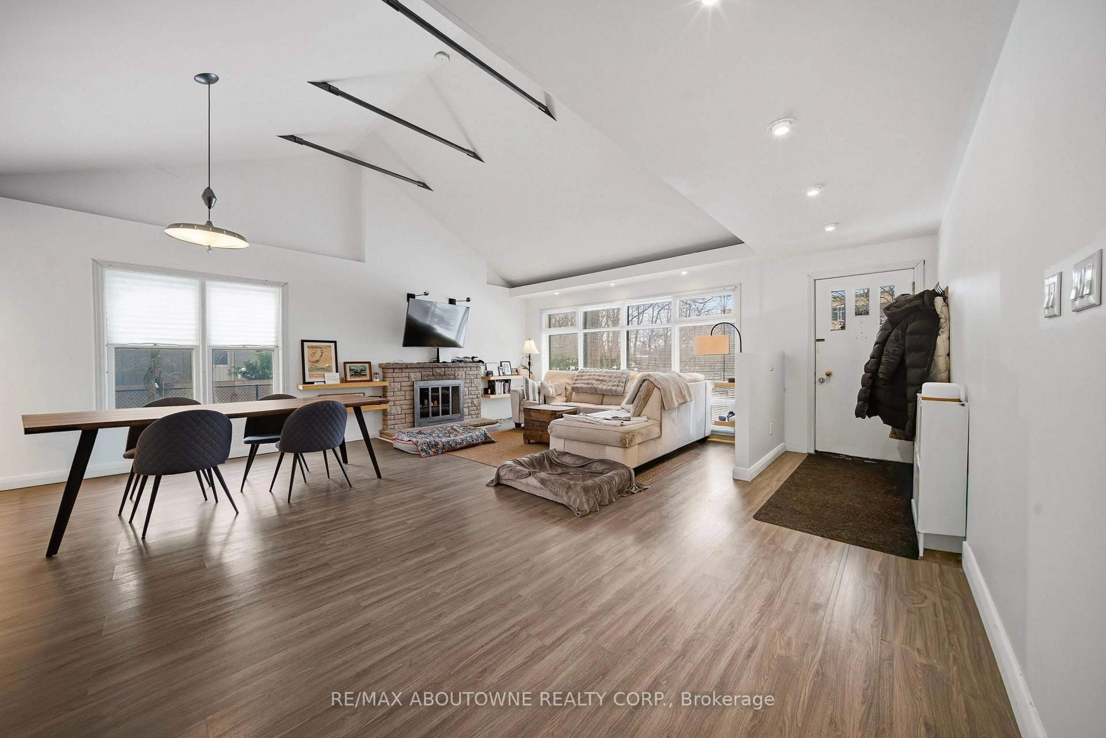 Living room with furniture, unknown for 276 Lakeshore Rd, Oakville Ontario L6K 1E8