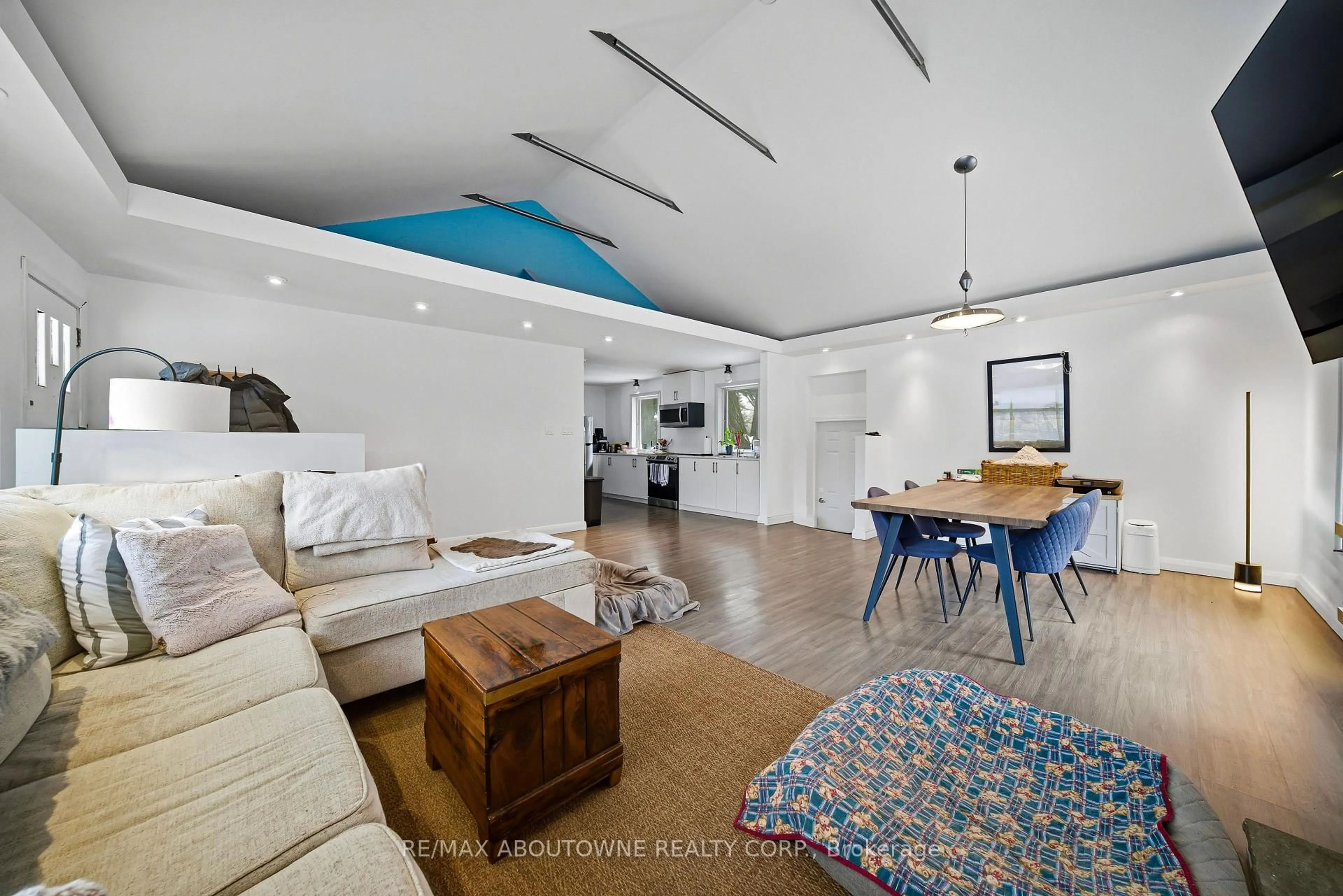 Living room with furniture, unknown for 276 Lakeshore Rd, Oakville Ontario L6K 1E8