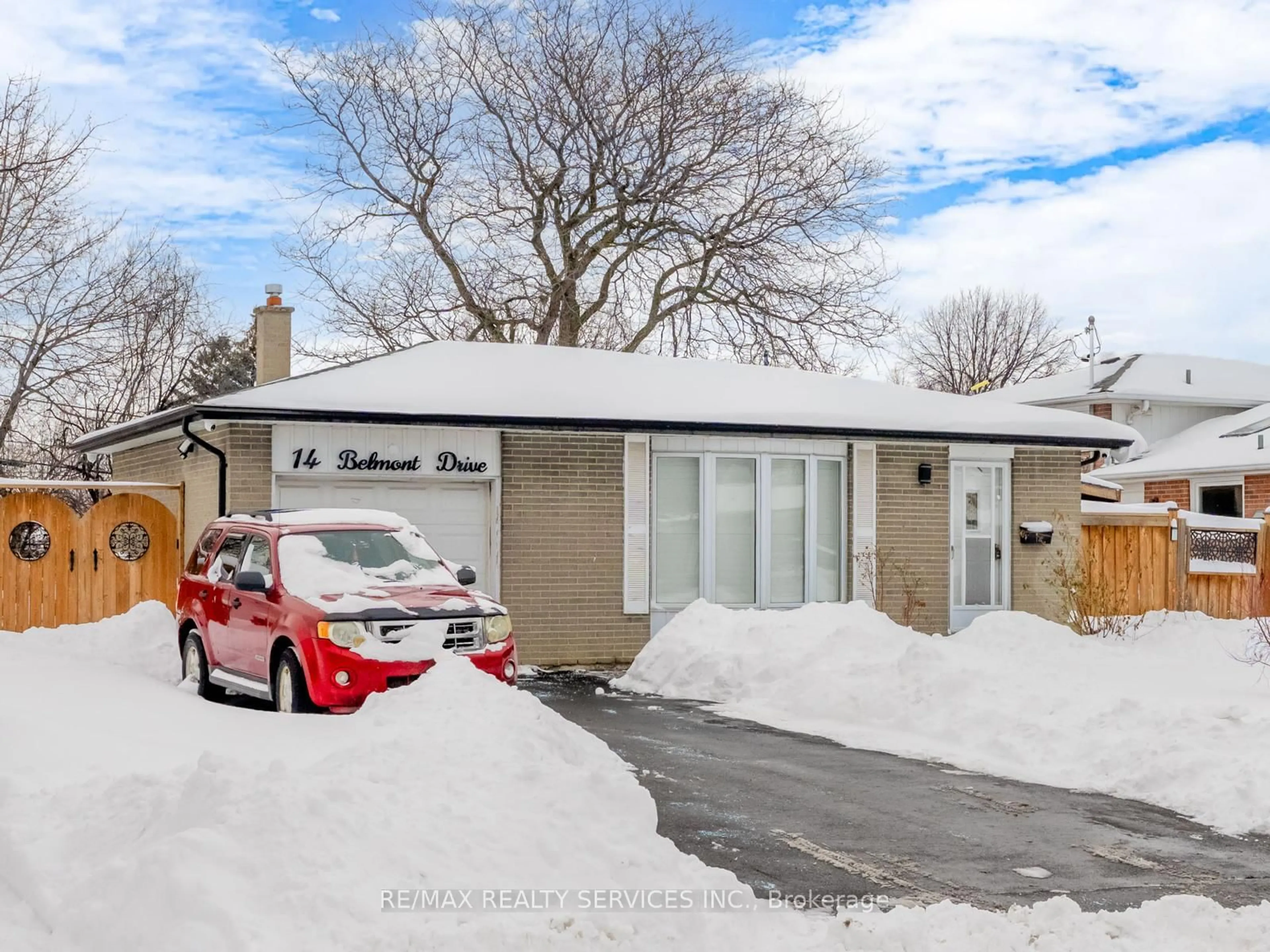 A pic from outside/outdoor area/front of a property/back of a property/a pic from drone, street for 14 Belmont Dr, Brampton Ontario L6T 2K3