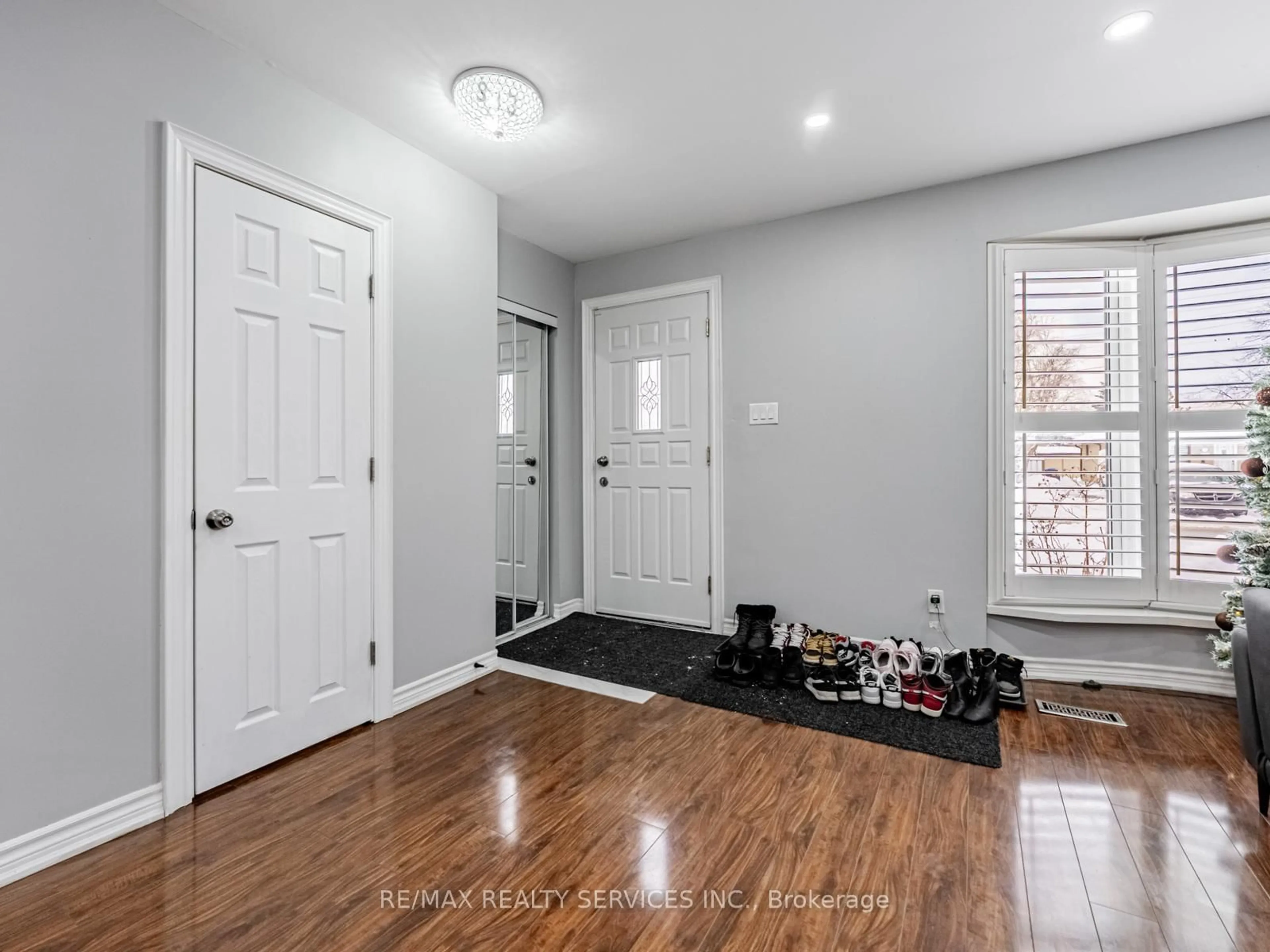 Indoor entryway for 14 Belmont Dr, Brampton Ontario L6T 2K3