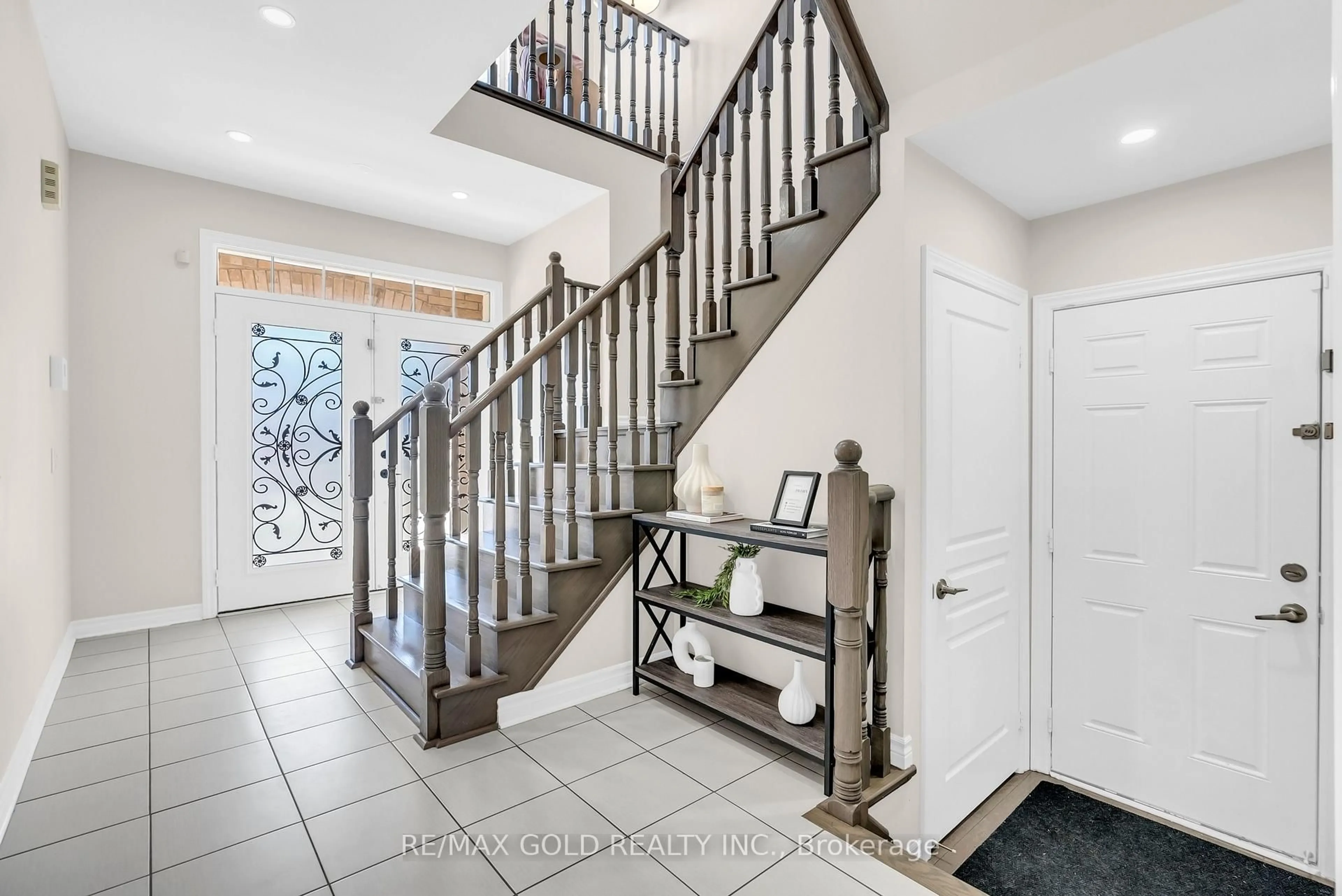 Indoor entryway for 25 Newhouse Blvd, Caledon Ontario L7C 4A2