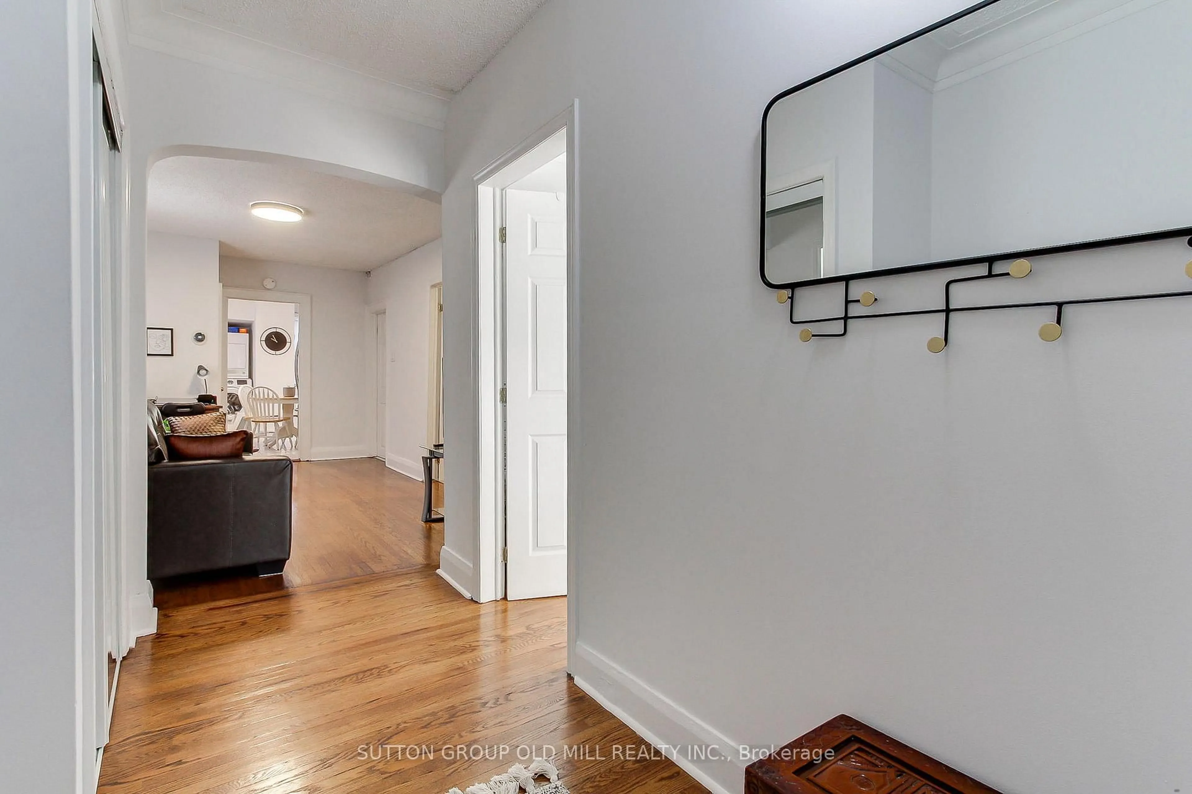 Indoor entryway for 32 Florence Cres, Toronto Ontario M6N 4E4