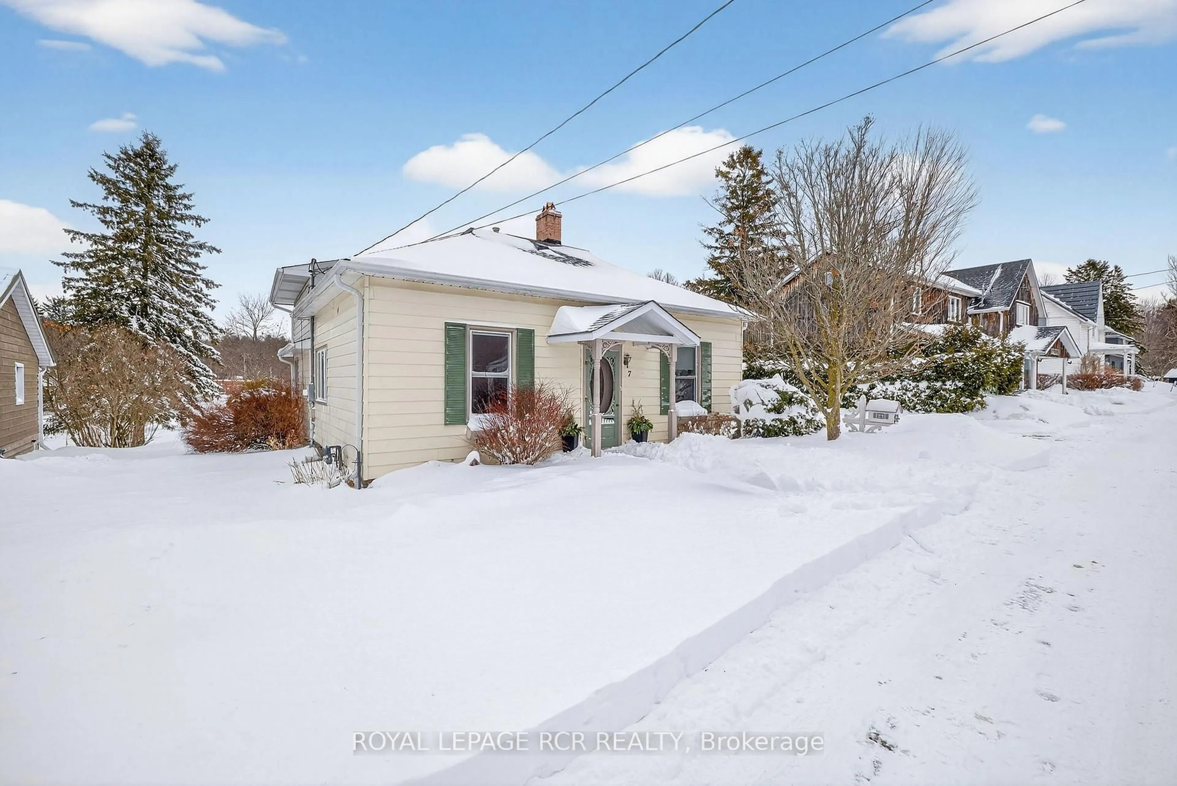A pic from outside/outdoor area/front of a property/back of a property/a pic from drone, street for 7 Wallace Ave, Caledon Ontario L7E 0M5