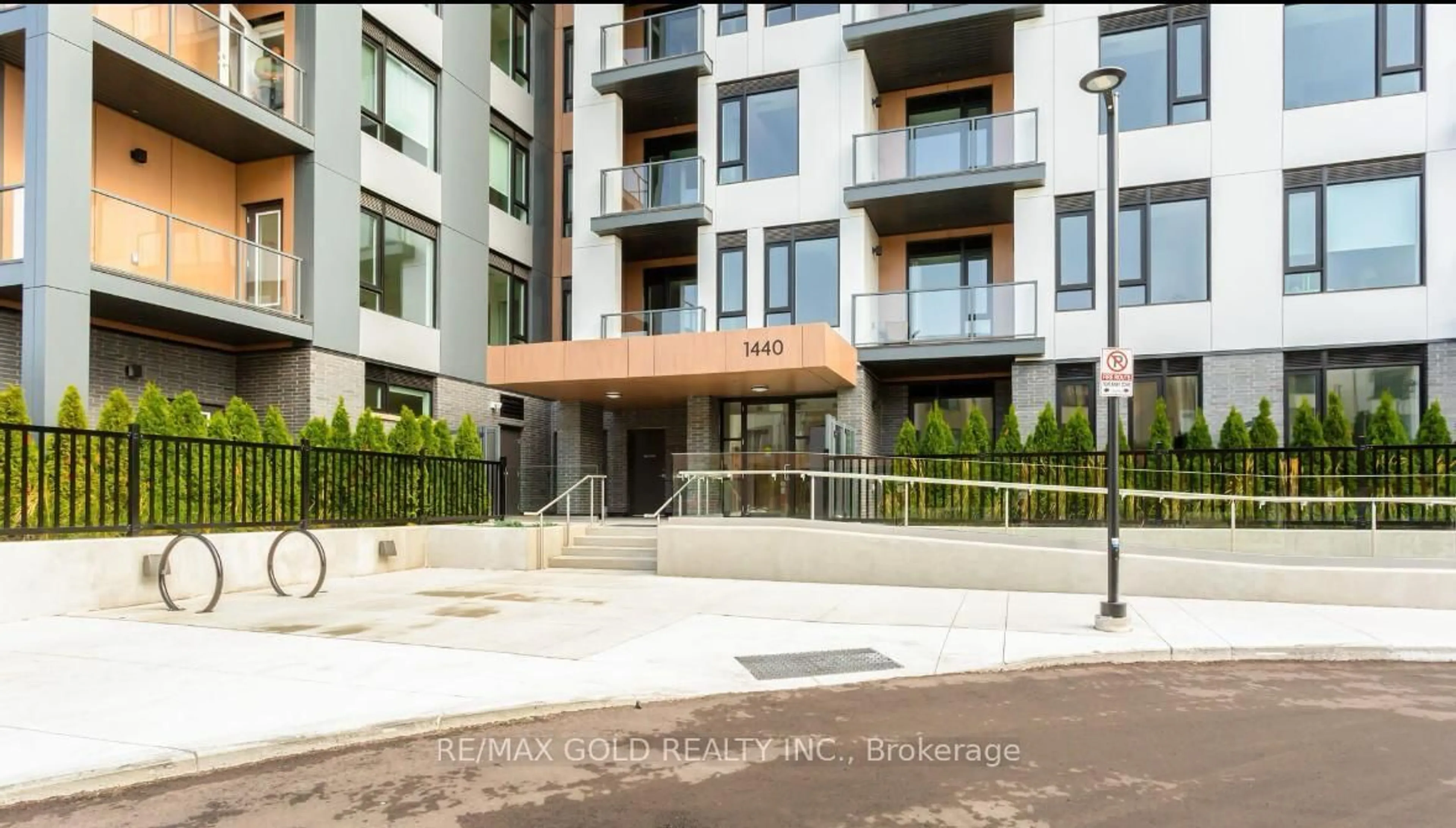 Patio, street for 1440 Clarriage Crt #211, Milton Ontario L9E 1B3