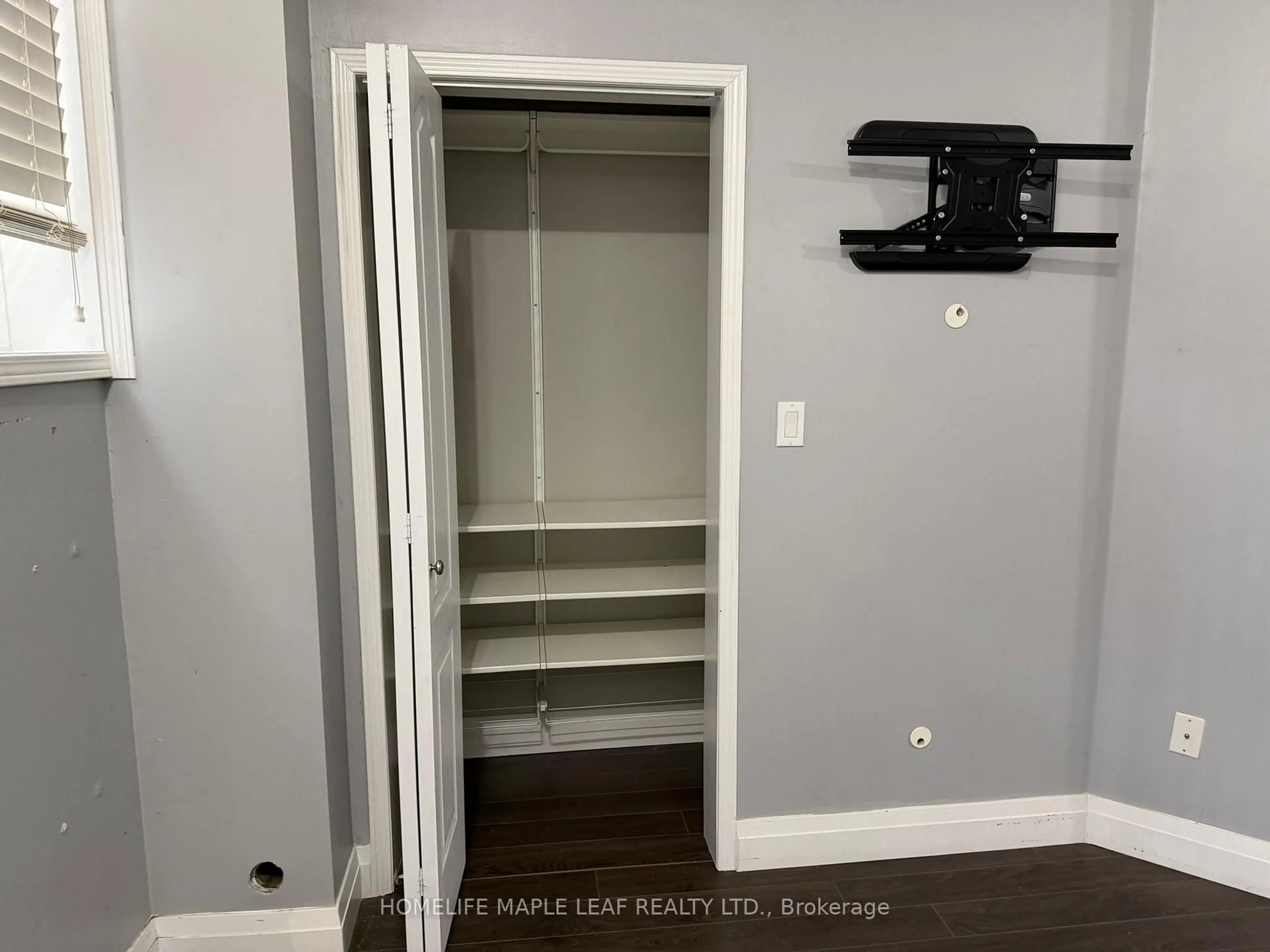 Storage room or clothes room or walk-in closet for 615 Shoreline Dr #17, Mississauga Ontario L5B 4K4