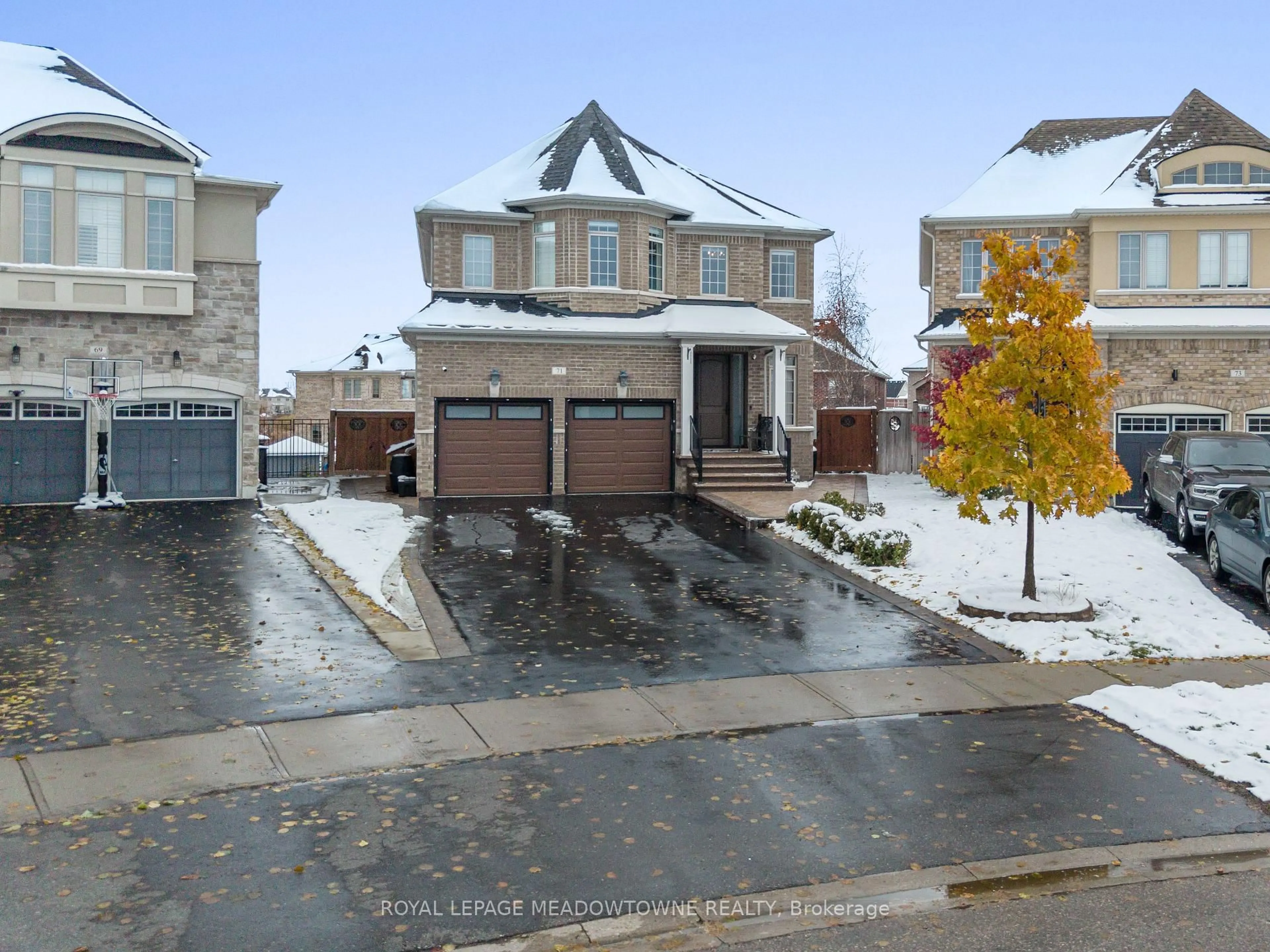 A pic from outside/outdoor area/front of a property/back of a property/a pic from drone, street for 71 Northwest Crt, Halton Hills Ontario L7G 0K7