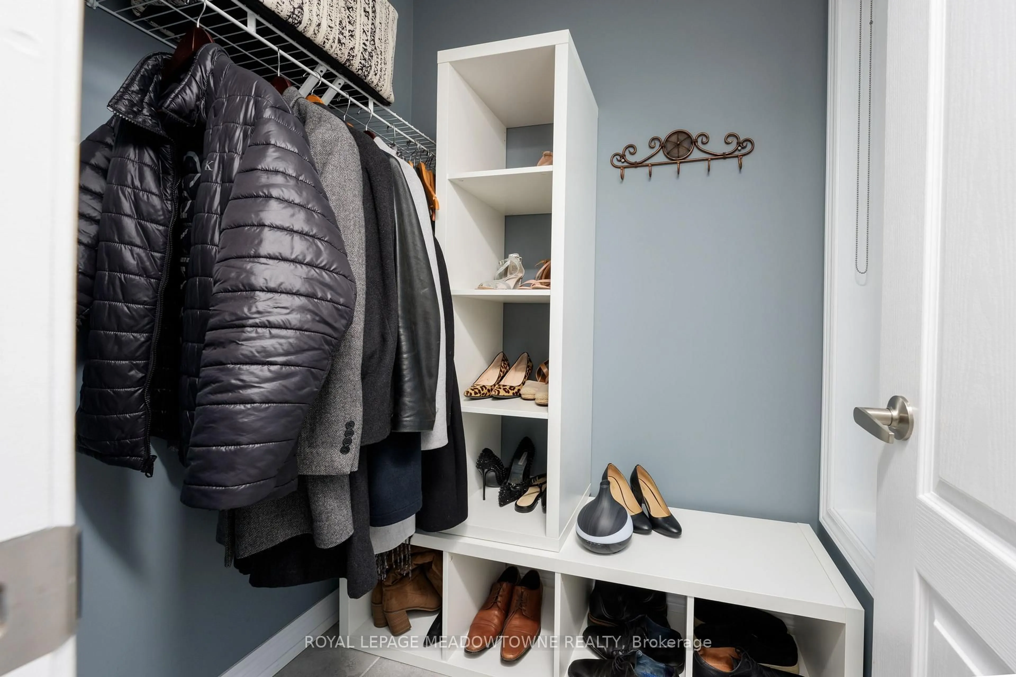 Storage room or clothes room or walk-in closet for 71 Northwest Crt, Halton Hills Ontario L7G 0K7