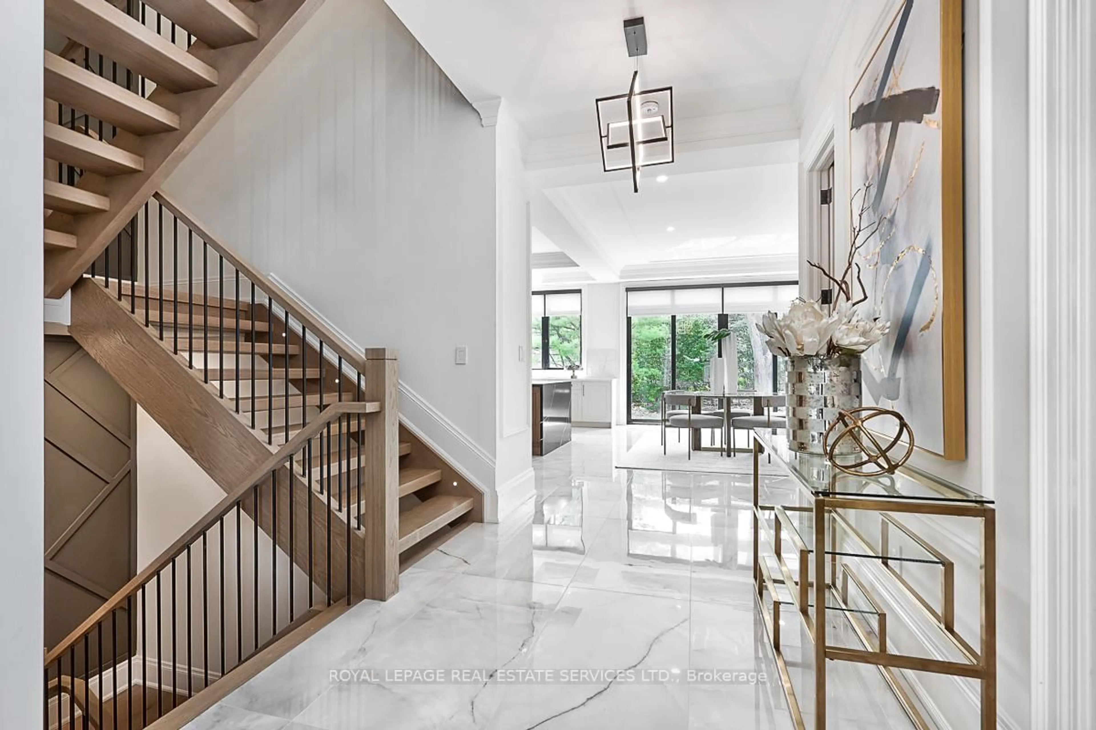 Indoor foyer for 204 Maple Grove Dr, Oakville Ontario L6J 4V3