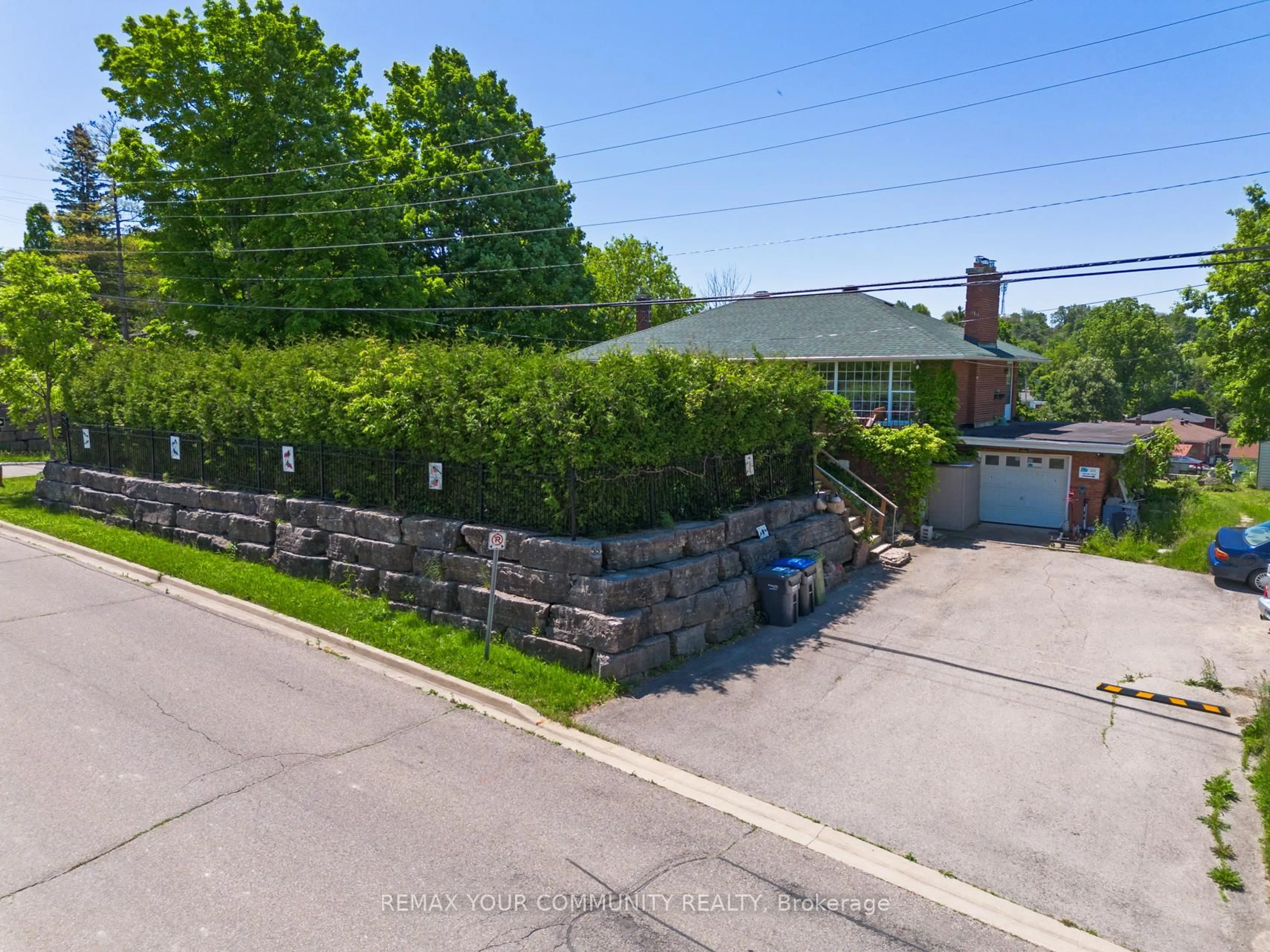 A pic from outside/outdoor area/front of a property/back of a property/a pic from drone, street for 58 Old King Rd, Caledon Ontario L7E 3J5