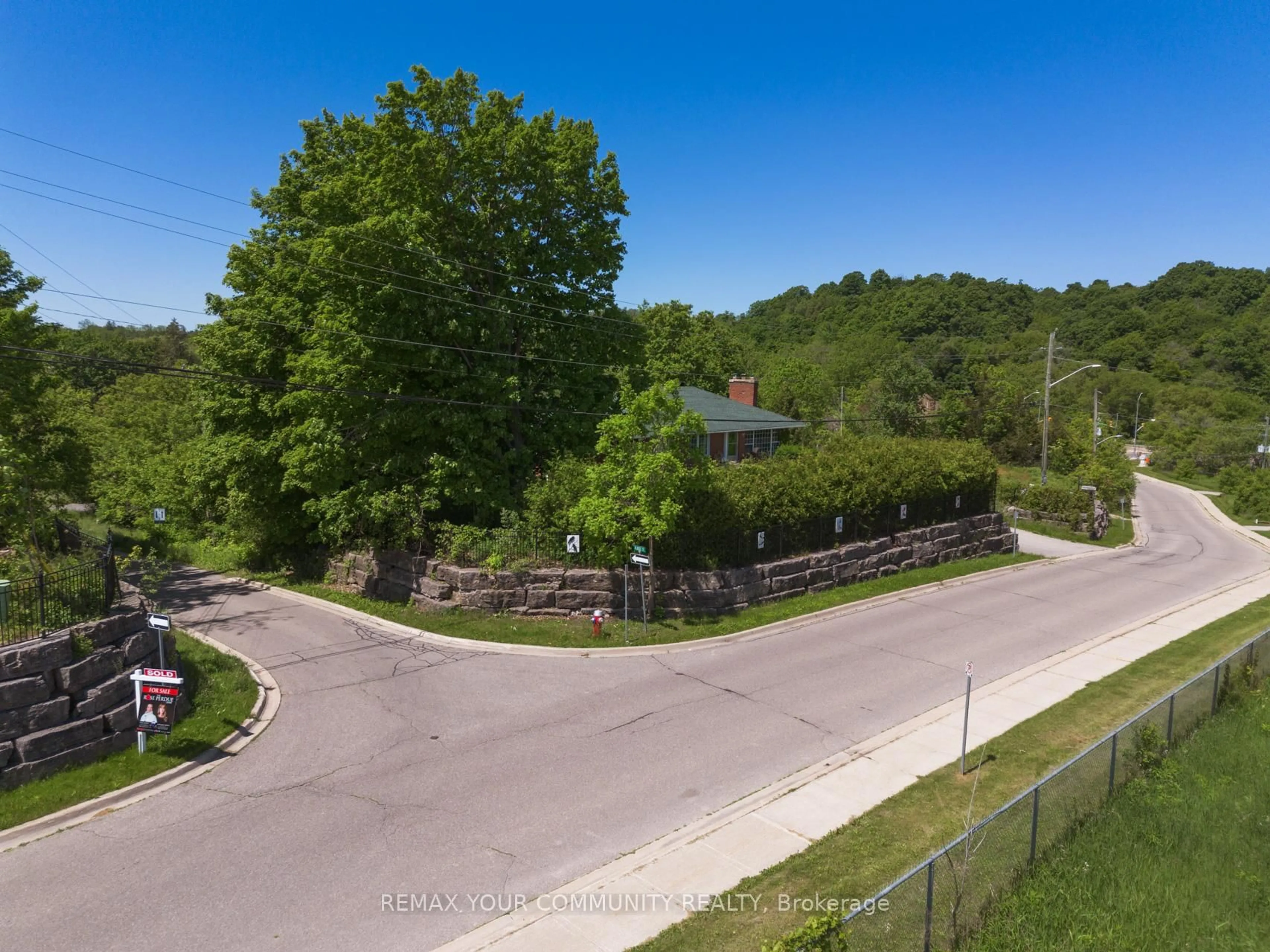 A pic from outside/outdoor area/front of a property/back of a property/a pic from drone, street for 58 Old King Rd, Caledon Ontario L7E 3J5