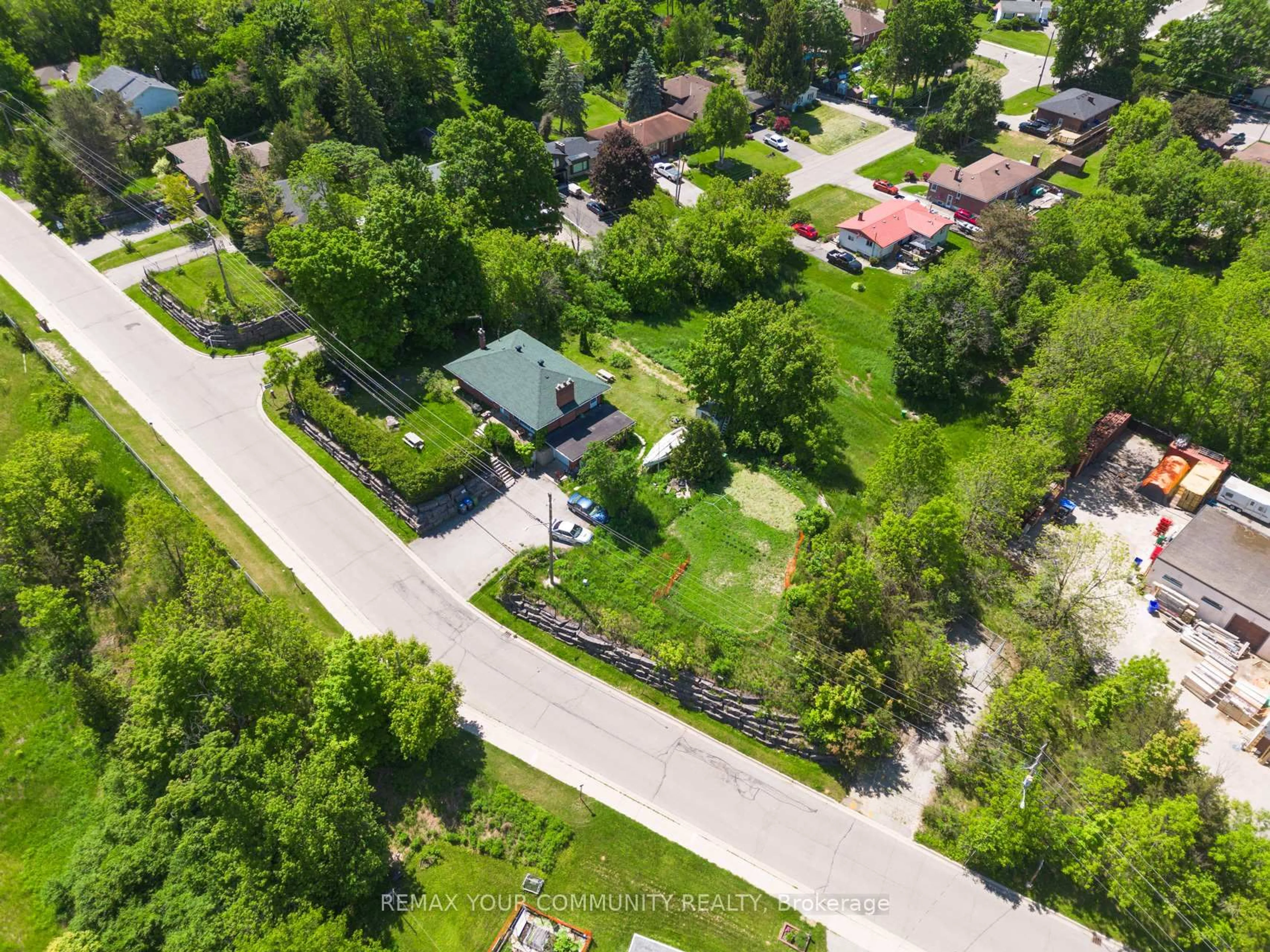 A pic from outside/outdoor area/front of a property/back of a property/a pic from drone, street for 58 Old King Rd, Caledon Ontario L7E 3J5