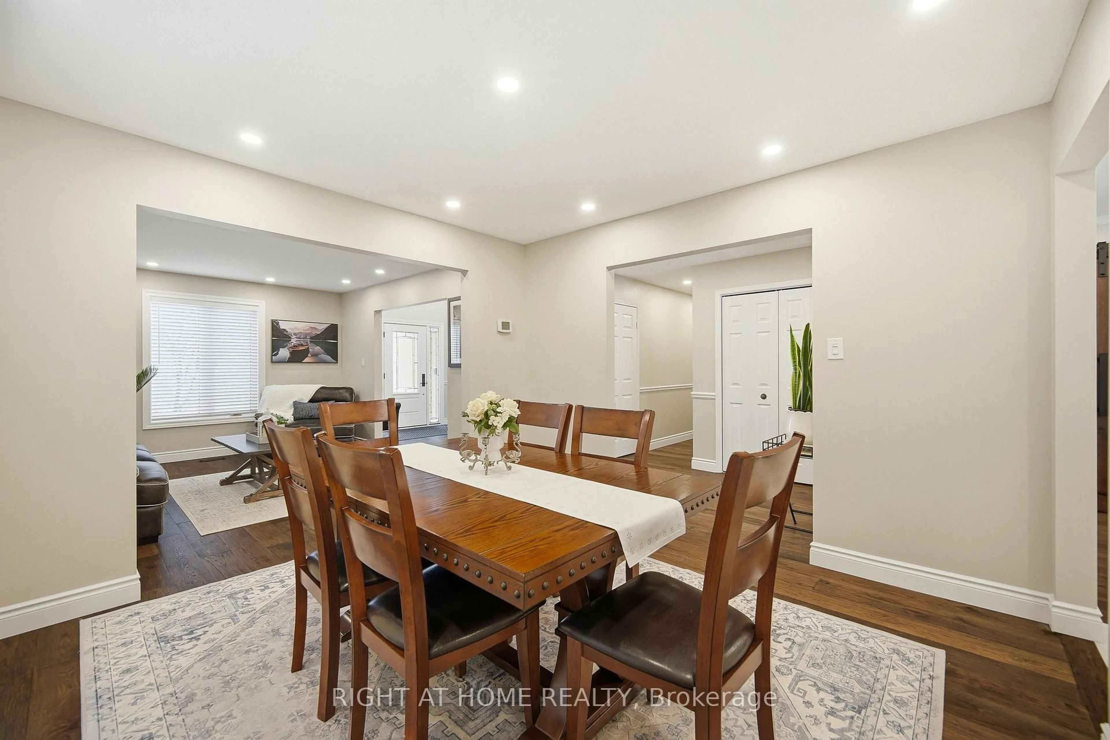 Dining room, wood/laminate floor for 2072 Headon Rd, Burlington Ontario L7M 4G3