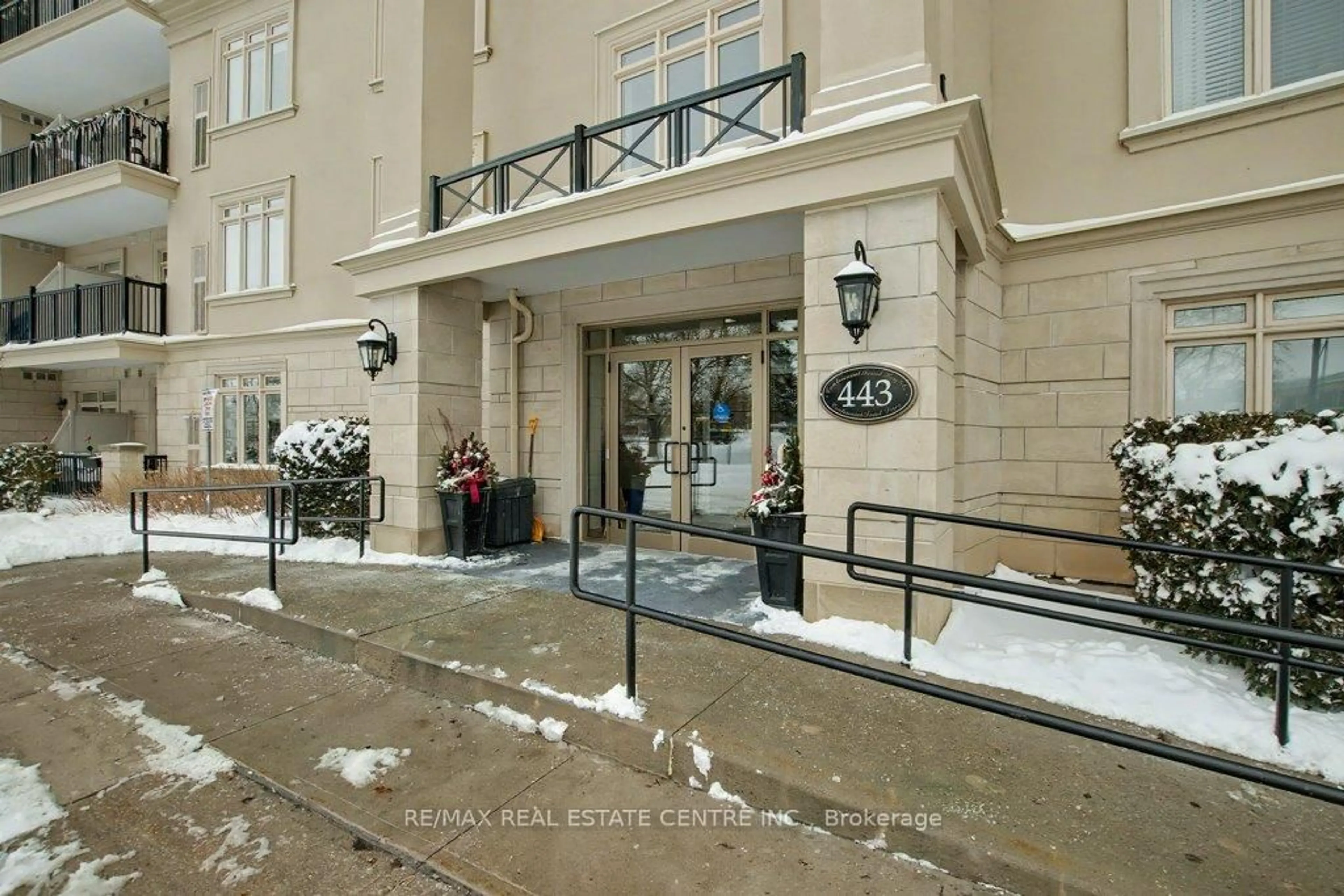 Indoor foyer for 443 Centennial Forest Dr #313, Milton Ontario L9T 6A1