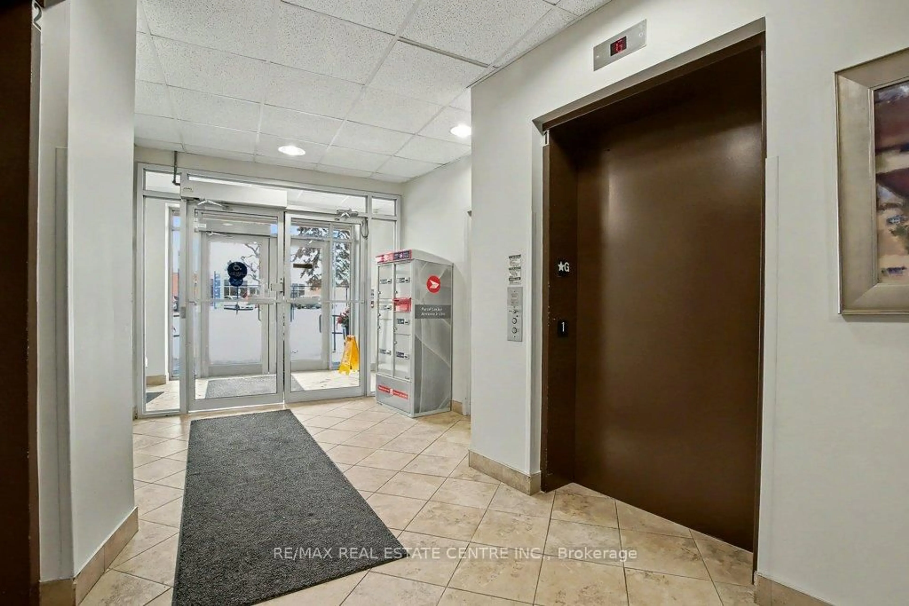 Indoor foyer for 443 Centennial Forest Dr #313, Milton Ontario L9T 6A1