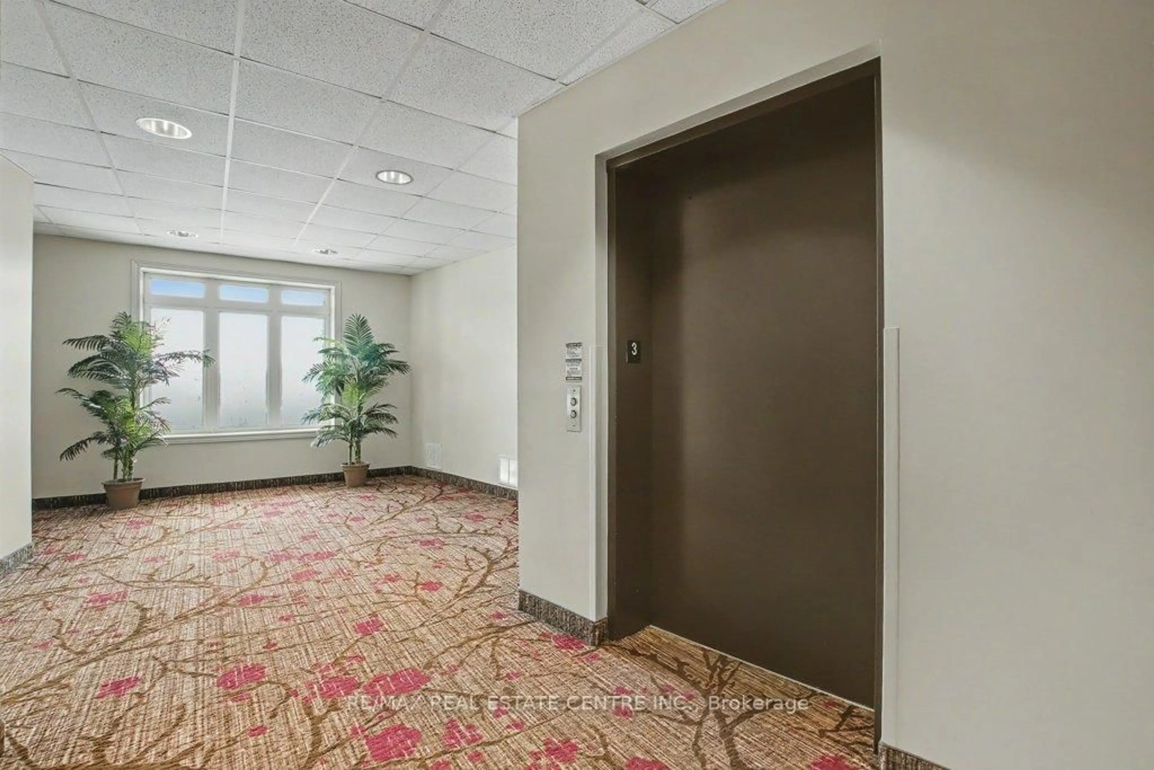 Indoor foyer for 443 Centennial Forest Dr #313, Milton Ontario L9T 6A1